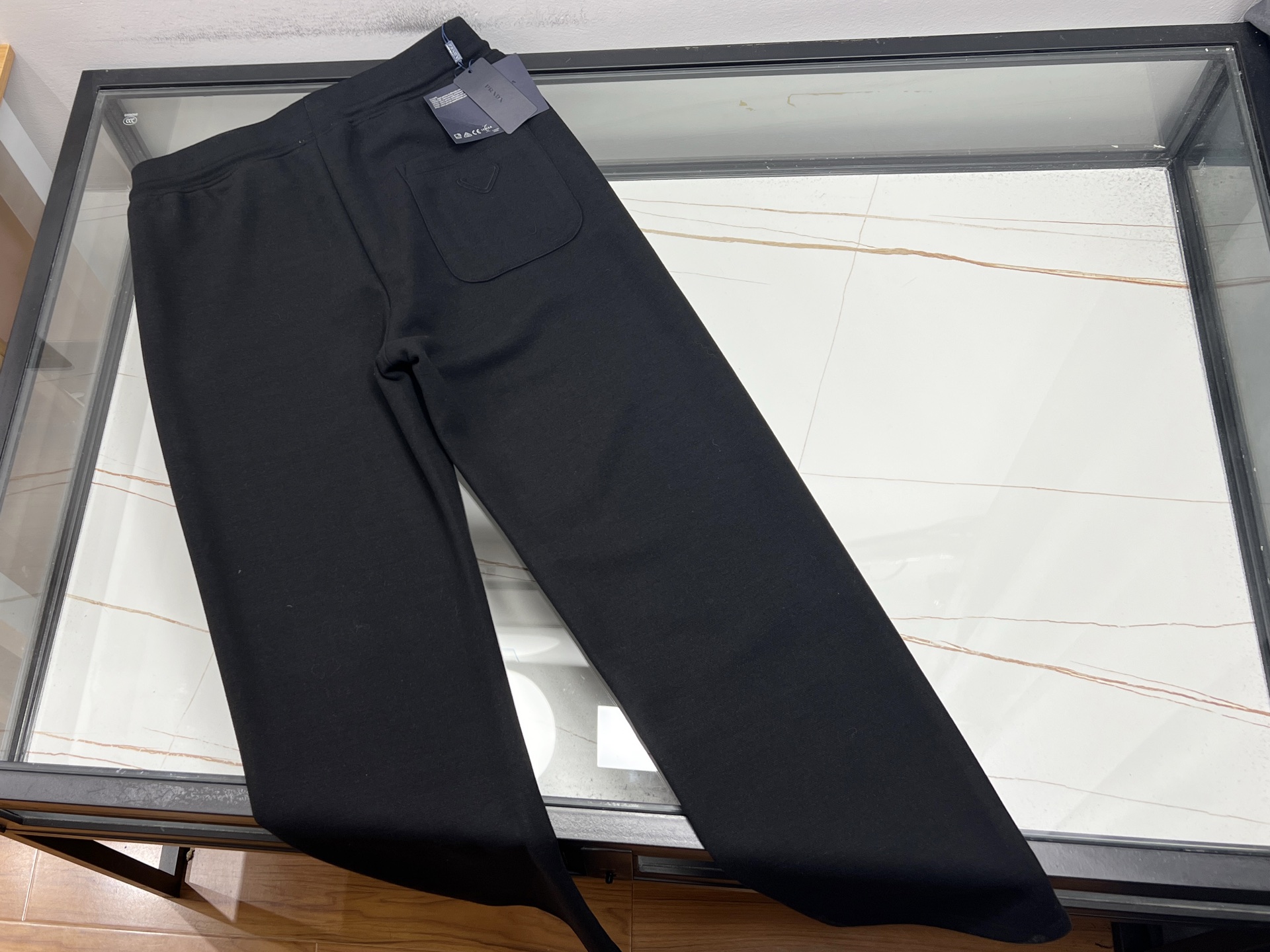 NO:638247,-25SS——An artifact of hiding meat in autumn and winter!  These loose-fitting thigh-high casual pants will make you instantly fashionable. When the autumn wind blows, how can your wardrobe be without a pair of treasured pants that are both warm and slimming?  This loose-fitting thigh-high casual pants specially designed for autumn and winter can be called the 'body cheat' for fat celebrities - the high-waist cut and the three-dimensional wide-leg version hide the fat on the waist and abdomen and thigh curves with one click, visually lengthen the proportions of the legs, and easily create a nine-headed body effect of 'all legs below the chest'.  The fabric is made of high-quality blended materials, with a drapey outer layer and a lively and elegant BGM when you move around. The velvet inside is as dense as a cloud, so the cold air cannot get close to your body, allowing you to travel freely indoors and outdoors without pressure. No matter you have an O-shaped,  Available now in black XS-S-M-L, Bottega Veneta-clothing, bottega veneta, alexander wang19860909-25SS———秋冬藏肉神器！这条宽松大腿休闲裤让你秒变时髦精 秋风起时,衣柜里怎能少了一条既保暖又显瘦的宝藏神裤？这款专为秋冬设计的宽松大腿休闲裤,堪称微胖星人的「身材作弊器」——高腰剪裁搭配立体阔腿版型,一键隐藏腰腹赘肉与大腿曲线,视觉拉长腿部比例,轻松穿出「胸以下全是腿」的九头身效果. 面料采用优质混纺材质,外层垂坠感十足,走动间自带灵动飘逸的BGM；内里加绒密实如云朵包裹,冷空气根本近不了身,室内外自由穿梭无压力.无论是O型、X型还是梨形身材,在它的魔法修饰下都能通通往直挺修长靠拢,堪称「大粗腿秒变筷子精」的秘密武器. 现货发售黑色XS-S-M-Ｌ,葆蝶家-服装,bottega veneta,alexander wang,Women's clothing