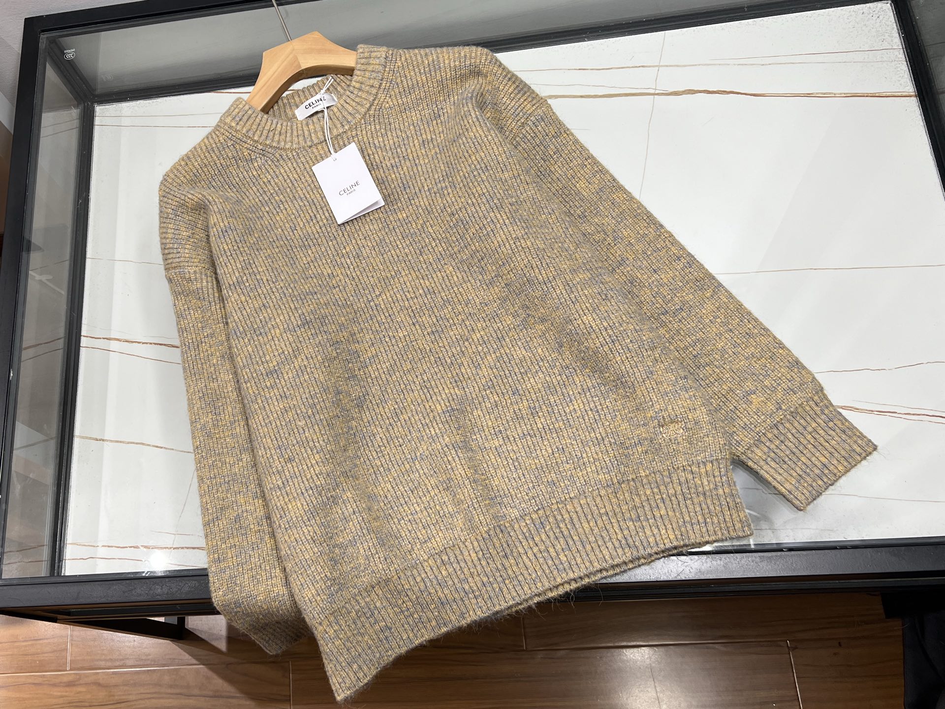 NO:638170,-25SS————The art of warmth in winter with special yarn-picked Gaoke woolen sweaters. When the cold wind carries the bitterness of winter, a special yarn-picked Gaoke wool sweater is a gentle armor to resist the severe cold. It is woven with double-strand thickening technology and is densely packed with millions of air pockets per square centimeter to form a natural thermal barrier. It can lock in body temperature even at minus ten degrees, allowing warmth to follow.  Seamless weaving black technology gives it one-piece smooth lines, the V-neck design is simple yet full of high-end texture, and the half-high collar style outlines the arc of the swan neck with a golden ratio. The pip yarn blending process creates a delicate texture, and the three-dimensional jacquard technology presents an embossed artistic texture. When your fingertips pass over it, it is as delicate as touching the first snow, but it locks in warmth longer than a hug.  The macaron color spectrum cures the difficulty of choosing - caramel brown is a date tool, smog blue is a commuting shirt, and oat milk color is the natural gentleness killer of yellow-skinned people. The short front and long back arc tailoring visually stretches the proportion of the legs, and the three-dimensional pleating technology makes the body part invisible instantly. The cheating design of moving the side seams forward by 3cm turns the pear-shaped body into an hourglass curve in an instant.  It is not only a warm item, but also a fashion all-rounder. The detachable high-collar inner layer unlocks N types of matching possibilities, the built-in invisible magnetic buckle can instantly transform into a scarf and shawl, and the machine-washable black technology fabric is non-deforming and anti-pilling, which saves lazy people from wearing anxiety in winter. From the morning cafe to the dinner banquet, from strolling on the street to galloping in the workplace, it takes on the C position of the wardrobe in all seasons with its advanced filter properties, giving every turn a textured echo.  When the cold wind comes, let this special wool sweater that can breathe and remember your body temperature take care of you all winter - after all, warmth and elegance should never be a matter of choice. Available now in three colors XS-S-M-L, Celine-clothing, celine, gold, shawls, alexander wang19860909-25SS———特种采纱高克羊毛衫冬日里的温暖艺术当寒风裹挟着冬日的凛冽,一件特种采纱高克羊毛衫,便是抵御严寒的温柔铠甲.它以双股加厚工艺织就,每平方厘米密布百万个空气囊结构,形成天然保暖屏障,零下十度也能锁住体温,让温暖如影随形. 无缝编织黑科技赋予它一体成型的流畅线条,V领设计简约中尽显高级质感,半高领款式则以黄金比例勾勒天鹅颈弧线.点子纱混纺工艺打造细腻肌理,三维立体提花技术呈现浮雕艺术纹理,指尖划过,仿佛触摸初雪般细腻,却比拥抱更持久地锁住温暖. 马卡龙色谱系治愈选择困难症——焦糖棕是约会利器,雾霾蓝成通勤战袍,燕麦奶色调更是黄皮星人的本命温柔杀器.前短后长弧线剪裁视觉拉伸腿部比例,立体收褶技术让拜拜肉瞬间隐身,侧缝前移3cm的作弊设计,让梨形身材秒变沙漏曲线. 它不仅是保暖单品,更是时尚多面手.可拆卸高领内搭解锁N种搭配可能,内置隐形磁吸扣秒变围巾披肩,机洗不变形、抗起球的黑科技面料,拯救懒癌星人的冬季穿搭焦虑.从晨间咖啡厅到晚宴酒局,从街头漫步到职场驰骋,它以高级滤镜属性承包四季衣橱C位,让每个转身都有质感回响. 当寒风来袭,让这件会呼吸、会记忆体温的特种采纱羊毛衫,承包你的整个冬天吧——毕竟,温暖与优雅,从来不该是选择题. 现货发售三色XS-S-M-L,赛琳-服装,celine,gold,shawls,alexander wang,Women's clothing