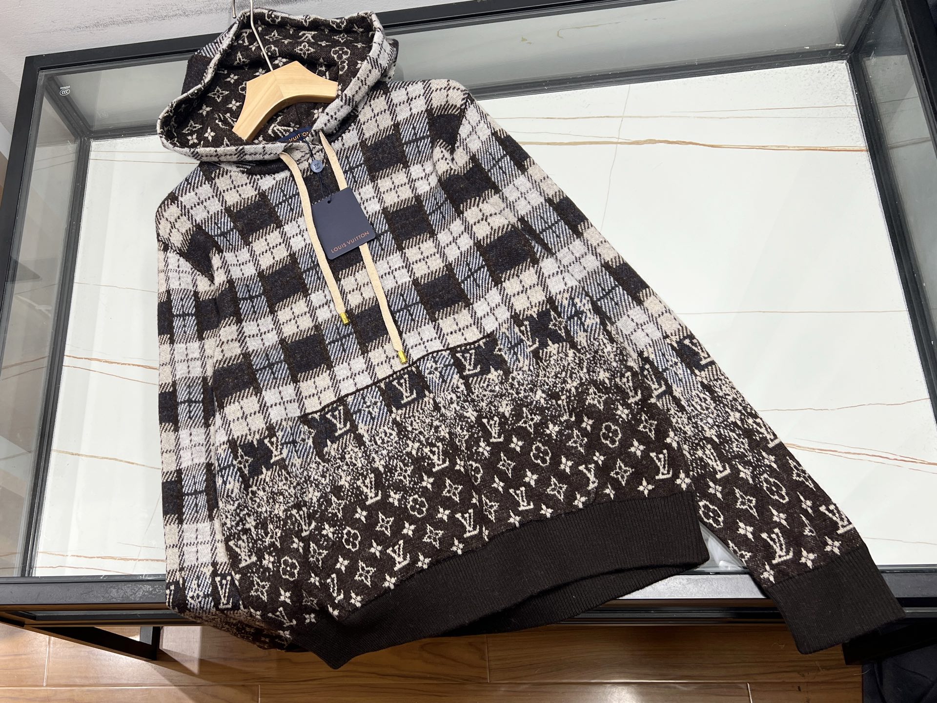 NO:638243,-25SS————The wool dark letter hoodie is a low-key and luxurious fashion choice. This wool dark letter hoodie is a treasure item in the autumn and winter wardrobe. It is made of high-quality wool, soft and delicate to the touch, and has excellent thermal insulation performance, which can protect you from the cold wind. Its unique feature is the dark letter design, which is unobtrusive but hidden with ingenuity, showing personality and fashion taste in a low profile. The hooded style adds a bit of casualness, and the drawstring design on the brim can be freely adjusted for tightness, practical and beautiful.  The style is loose and comfortable, regardless of body shape, and can be easily controlled whether worn alone or inside. Paired with jeans, it is casual and comfortable; paired with sports pants, it is full of energy. Wearing it can be both warm and fashionable in the cold season, becoming a unique street scene. Available in stock S-XL, Louis Vuitton-clothing, louis vuitton, jeans, hats, alexander wang19860909-25SS————羊毛暗纹字母连帽衫低调奢华的时尚之选 这款羊毛暗纹字母连帽衫,是秋冬衣橱的宝藏单品.精选优质羊毛,触感柔软细腻,保暖性能卓越,能为你抵御凛冽寒风. 其独特之处在于暗纹字母设计,不张扬却暗藏巧思,在低调中彰显个性与时尚品味.连帽款式增添了几分休闲随性,帽檐的抽绳设计,可自由调节松紧,实用又美观. 版型宽松舒适,不挑身材,无论是单穿还是内搭,都能轻松驾驭.搭配牛仔裤,休闲自在；配上运动裤,活力满满.穿上它,在寒冷季节也能兼具温暖与时尚,成为街头一道独特的风景线. 现货发售S-XL,路易威登-服装,louis vuitton,jeans,hats,alexander wang,Women's clothing