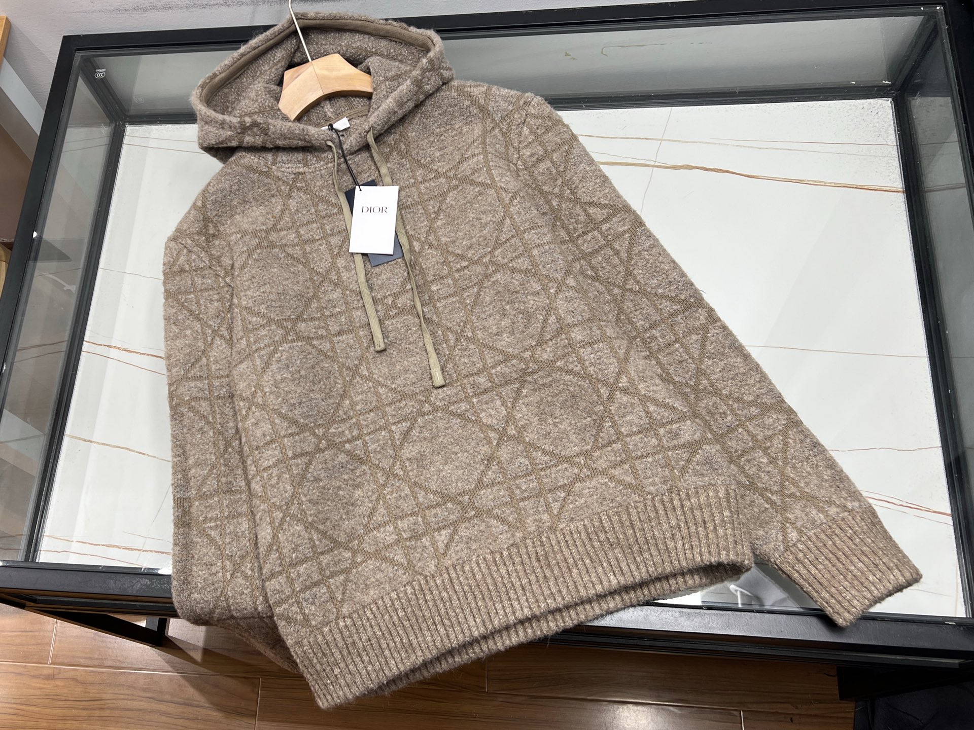 NO:638239,-25SS——- Wool Lingge Jacquard Hoodie is a fashionable and warm choice for autumn and winter. This wool Lingge Jacquard hoodie is undoubtedly a treasure item in the autumn and winter wardrobe. Selected high-quality wool, soft and delicate to the touch, with excellent thermal performance, can protect you from the cold wind. The unique Linge jacquard craftsmanship gives it a delicate texture, breaks the monotony, and adds a sense of layering and artistic atmosphere.  The hooded design is practical and reduces your age. When it is cold, you can pull the hood tightly and you will be wrapped in warmth instantly. The loose fit does not flatter your figure, and you can wear it freely without restraint. Whether it is paired with jeans to create a casual style, or with a skirt to create a gentle feeling, it can be easily adapted, allowing you to easily become the focus of fashion on the streets in autumn and winter, showing your unique charm. Two colors S-XL, Dior-clothing, dior, skirts, jeans, hats, alexander wang19860909-25SS———羊毛凌格提花连帽衫秋冬的时尚暖意之选 这款羊毛凌格提花连帽衫,无疑是秋冬衣橱的宝藏单品.精选优质羊毛,触感柔软细腻,保暖性能卓越,能为你抵御瑟瑟寒风.独特的凌格提花工艺,赋予其精致纹理,打破单调,增添层次感与艺术氛围. 连帽设计,实用又减龄,在寒冷时拉紧帽子,瞬间被温暖包裹.宽松版型不挑身材,穿着自在无束缚,无论是搭配牛仔裤打造休闲风,还是配裙子营造温柔感,都轻松适配,让你在秋冬街头轻松成为时尚焦点,尽显独特魅力. 现货发售二色S-XL,迪奥-服装,dior,skirts,jeans,hats,alexander wang,Women's clothing