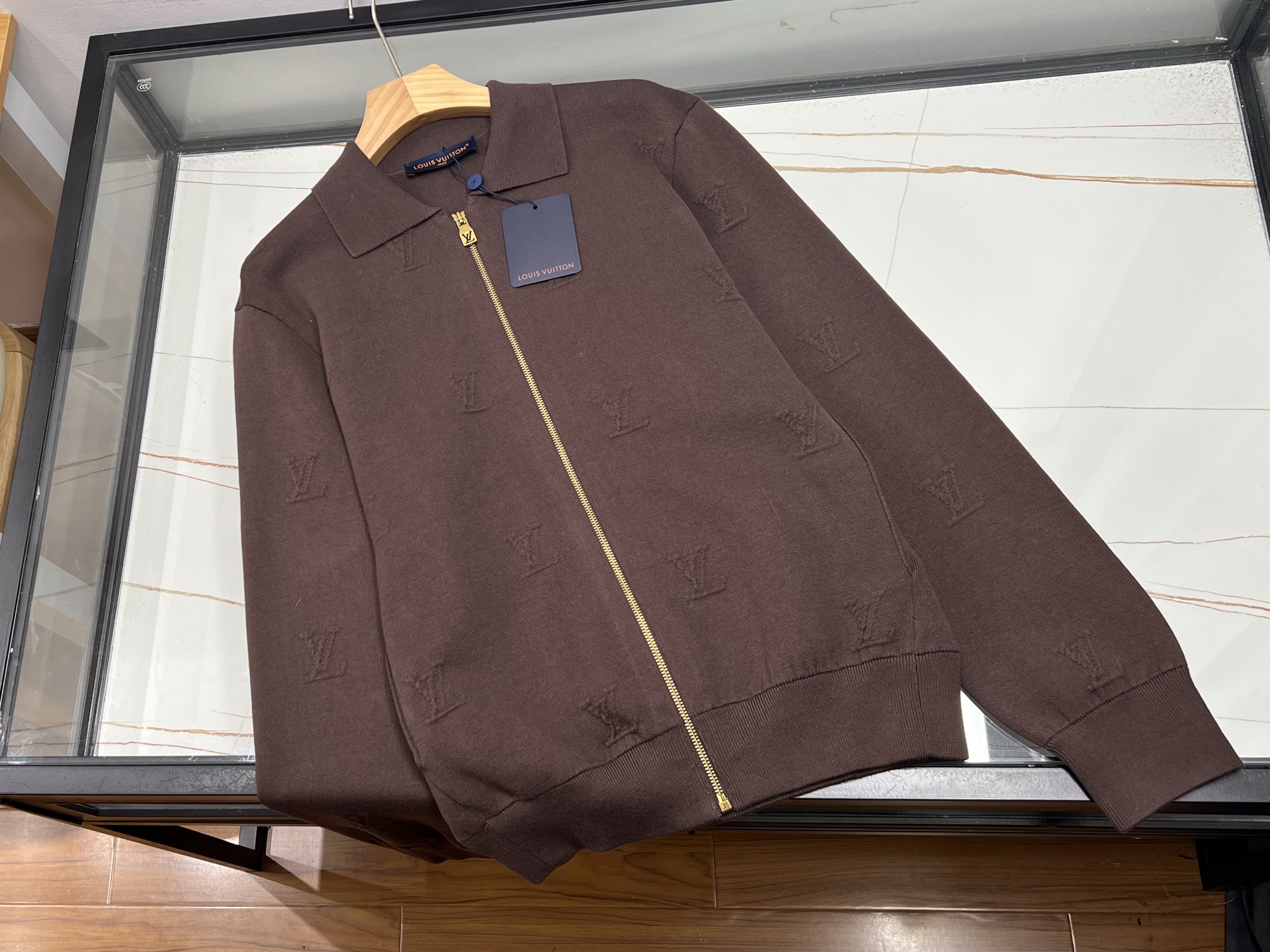 NO:638233,-25SS——Embossed letter wool cardigan, the perfect fusion of fashion and warmth. This embossed letter wool cardigan is an excellent choice for your autumn and winter wardrobe. Selected high-quality wool has a soft and delicate touch, excellent thermal insulation performance, and gently wraps the body to protect against cold attacks.  Its unique feature is the embossed letter design on the chest, which is full of three-dimensionality and adds personality and fashion to the simple style. It instantly breaks the monotony and becomes the focus of the visual. The classic version is not body-selective, whether it is worn with a shirt to create a college style or with a dress to create a gentle atmosphere, it can be easily controlled. Wear it and stroll on the streets of autumn and winter, not only enjoying the warmth and care, but also showing your unique taste and becoming the focus of fashion. Brown S-XL, Louis Vuitton-clothing, louis, available now.  vuitton,skirts,shirts,alexander wang19860909-25SS———浮雕字母羊毛开衫,时尚与温暖的完美融合 这款浮雕字母羊毛开衫,是秋冬衣橱的绝佳之选.精选优质羊毛,触感柔软细腻,保暖性能卓越,轻柔包裹身体,抵御寒冷侵袭. 其独特之处在于胸前的浮雕字母设计,立体感十足,为简约的款式增添了个性与时尚感,瞬间打破单调,成为视觉焦点.经典版型不挑身材,无论是搭配衬衫打造学院风,还是内搭连衣裙营造温柔氛围,都能轻松驾驭.穿上它,漫步在秋冬街头,既享受温暖呵护,又展现独特品味,成为时尚焦点. 现货发售咖啡色S-XL,路易威登-服装,louis vuitton,skirts,shirts,alexander wang,Women's clothing