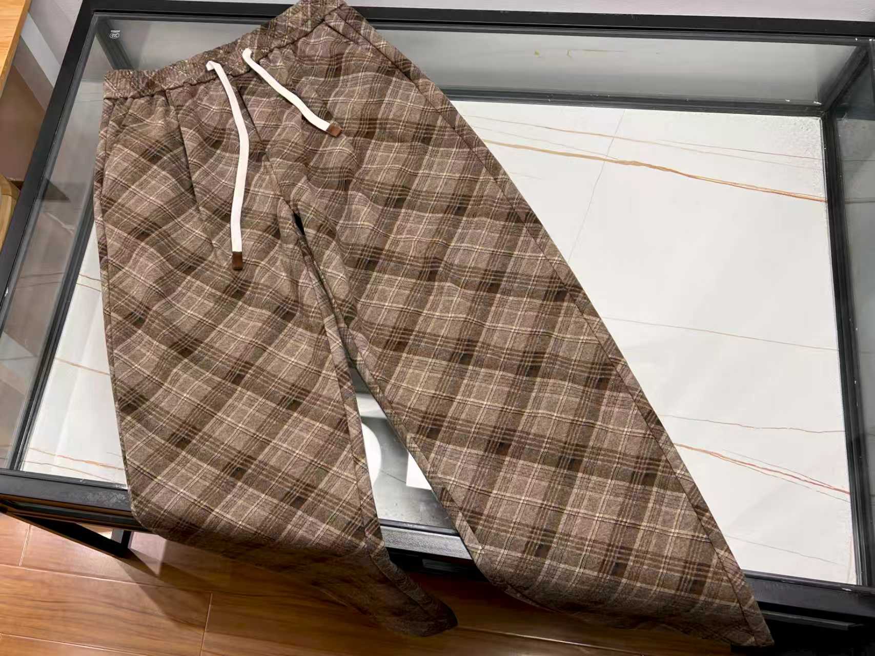 NO:638227,-25SS————This British shoulder strip casual thickened wool trousers perfectly combines classic British style with modern practical design. It is the first choice for warmth and fashion in winter. It is made of thickened wool blended fabric (including 7.8 sheep wool), with an inner layer of fine mink-like flocking and an outer layer with gray shoulder stripe design.  , it not only retains the natural warmth of wool, but also achieves a light and non-bulky wearing experience through the air layer structure. The high-waisted elastic waistband and deep tailoring fit the body, hiding the flesh and making you look slimmer; the straight micro-tapered version with neat shoulder stripes visually lengthens the leg lines, and can be worn for commuting or leisure occasions with a high-end feel.  The thickened design of knee pads and waist pads is particularly suitable for cold weather. It can be worn outside or as a warm inside layer. The anti-pilling technology ensures that it remains stiff after multiple wears. The fabric is moderately elastic and allows for free movement, and is suitable for pairing with boots or sneakers. From the workplace to daily life, it takes into account both temperature and style. It can be called a versatile artifact for the winter wardrobe. Available now in brown color XS-S-M-L, Bottega Veneta - clothing, bottega  veneta,boots,sneakers, 19860909-25SS———这款英伦肩条休闲加厚羊毛裤将经典英伦风与现代实用设计完美结合,是冬季保暖与时尚的优选单品.采用加厚羊毛混纺面料（含7.8绵羊毛）,内层细腻仿貂绒植绒,外层搭配灰色肩条纹设计,既保留了羊毛的天然保暖性,又通过空气层结构实现轻盈不臃肿的穿着体验.高腰松紧腰带和深档剪裁贴合身材,藏肉显瘦；直筒微锥版型搭配利落肩条纹,视觉拉长腿部线条,通勤或休闲场合都能穿出高级感.  护膝护腰的加厚设计特别适合寒冷天气,可外穿也可作为保暖内搭,抗起球工艺确保多次穿着后仍保持挺括.面料弹性适中,活动自如,搭配靴子或运动鞋皆宜.从职场到日常,兼顾温度与风度,堪称冬日衣橱的百搭神器. 现货发售咖啡色XS-S-M-L,葆蝶家-服装,bottega veneta,boots,sneakers, ,Women's clothing