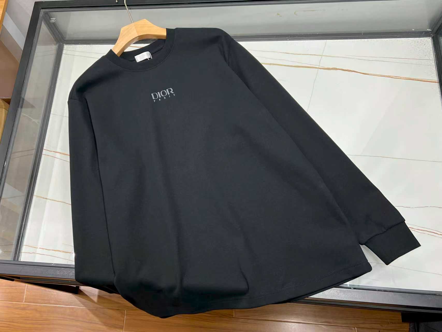 NO:638164,-25SS————This rear-printed deer pattern sweatshirt is a popular item for both men and women in 2025. Its design is inspired by natural elements, and the back panel adopts a large-area digital printing process to vividly present the agile posture of the deer. The color is full and three-dimensional, and it is durable and not easy to fall off. The fabric  Made of 95% high cotton content, it is soft, skin-friendly and breathable, making it suitable for spring and autumn. The loose fit is tolerant and can modify the body shape, making it casual and casual whether worn alone or layered with a coat. This sweatshirt is available in black to meet the needs of different body types, making it a practical choice for couples or daily wear.  Ready for sale black XS-S-M-L, Dior-clothing, dior, hoodie, sweatshirts, jackets & coats, alexander wang19860909-25SS————这款后印花鹿图案卫衣是2025年潮流男女同款的热门单品.其设计灵感源自自然元素,后幅采用大面积数码印花工艺,生动呈现鹿的灵动姿态,色彩饱满且立体感强,经久耐穿不易脱落.面料选用95高棉含量材质,柔软亲肤且透气性佳,适合春秋季节穿着.宽松版型剪裁包容性强,能修饰身形,无论是单穿还是叠搭外套都显休闲随性.该款卫衣提供黑满足不同体型需求,是情侣装或日常穿搭的实用之选. 现货发售黑色XS-S-M-L,迪奥-服装,dior,hoodie,sweatshirts,jackets & coats,alexander wang,Women's clothing