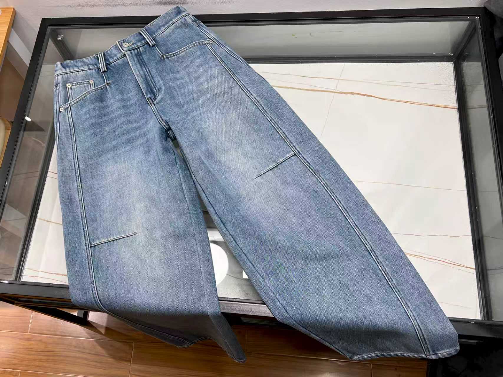 NO:638221,-25SS——Simple and elegant loose and thickened jeans, a fashion tool for winter. These loose and thickened jeans are a must-have item for your winter wardrobe. The overall design is simple and elegant, without too many complicated decorations, but it uses smooth lines to outline a casual and free style, suitable for various occasions.  The loose fit is not flattering on your body shape. Whether you are slender or slightly chubby, you can easily control it and wear it freely without restraint. Thickened fabric is the key to keeping warm in winter, effectively resisting the cold, and keeping you warm and stylish even in low temperatures. The trousers are crisp and have a first-class leg modification effect, visually lengthening the leg lines. The classic denim blue is versatile and durable. It can be worn with sweaters, sweaters, and jackets to easily create different styles. Choose it and start your winter fashion and comfort journey.  Ready for sale in blue19860909-25SS———简约大气宽松加厚牛仔裤,冬日时尚利器这款宽松加厚牛仔裤,是冬日衣橱的必备单品.整体设计简约大气,没有过多繁杂装饰,却凭借流畅线条勾勒出随性洒脱风格,适配各种场合. 宽松版型不挑身材,无论你是纤细还是微胖,都能轻松驾驭,穿着自在无束缚.加厚面料是冬日保暖关键,有效抵御寒冷,让你在低温中也能温暖有型.裤型挺括,修饰腿型效果一流,视觉上拉长腿部线条.经典牛仔蓝,百搭又耐看,搭配毛衣、卫衣、外套皆可,轻松打造不同风格造型.选它,开启冬日时尚舒适之旅. 现货发售蓝色XS-S-M-L,葆蝶家-服装,bottega veneta,hoodie,sweatshirts,jeans,jackets & coats,sweaters,alexander wang,Women's clothing