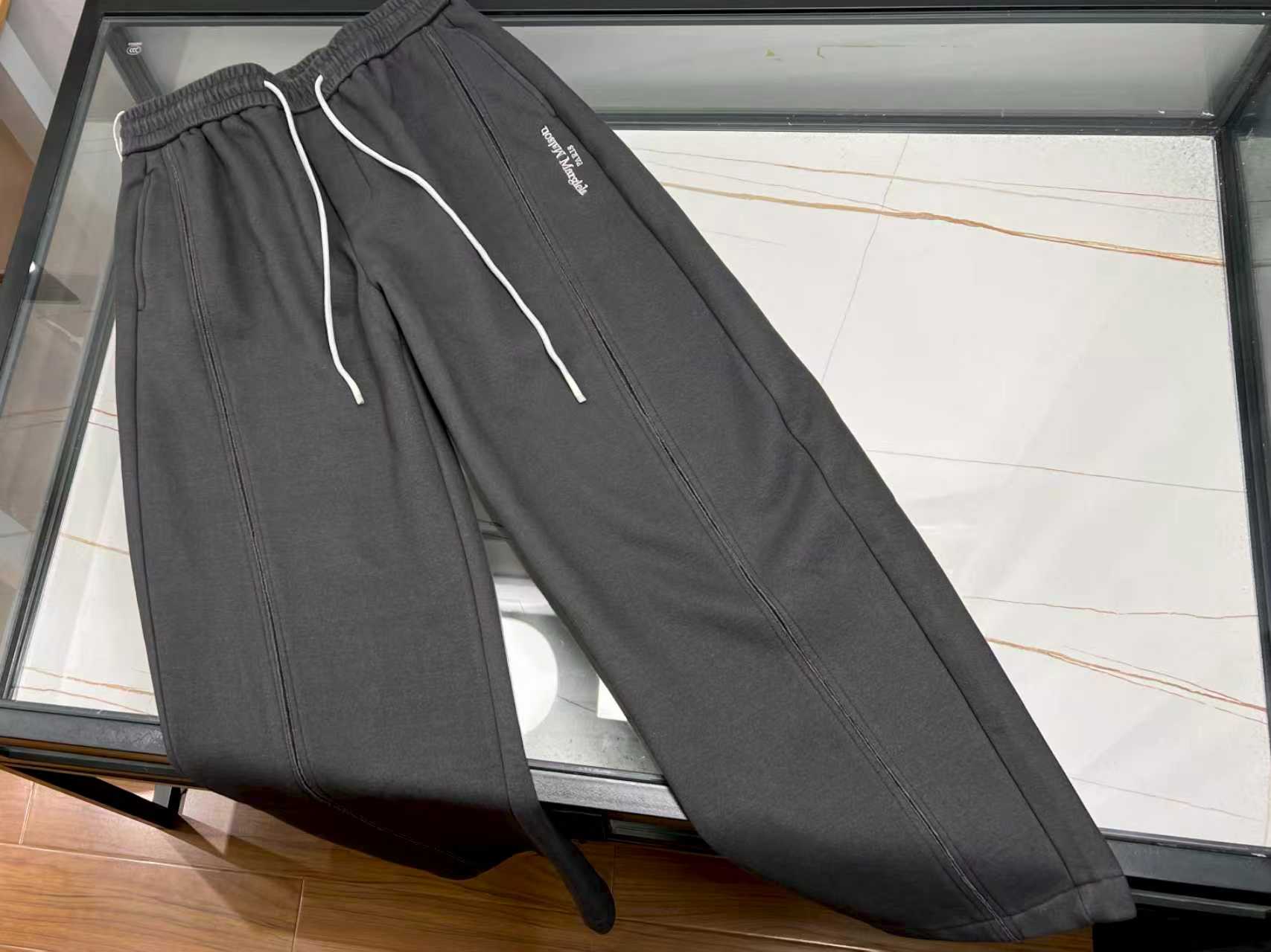 NO:638183,-25SS——loose and thickened casual men's trousers, specially designed for men who pursue comfort and fashion. Made of high-quality thickened fabric, it has excellent warmth retention and can easily resist the cold even in the cold winter. The loose version design does not restrict leg activities, so you can move freely whether you are sitting at work or walking outdoors. The trouser legs are slightly closed, which is convenient  It is elegant yet casual, and can be paired with sports shoes or casual shoes. The details highlight the quality, exquisite stitching and practical pockets to meet daily storage needs. Whether it is paired with a simple T-shirt or a textured sweater, it can easily control a variety of styles. It is an indispensable and versatile item in the men's wardrobe, allowing you to keep warm while showing a chic and unrestrained casual charm.  Ready for sale gray XS-L, men's and women's clothing, sneakers, sweaters, tees, t-shirt, alexander wang19860909-25SS———宽松加厚休闲男款裤子,专为追求舒适与时尚的男士打造.采用优质加厚面料,保暖性极佳,即便在寒风凛冽的冬日,也能轻松抵御寒冷.宽松版型设计,不束缚腿部活动,无论是久坐办公还是户外漫步,都能自在随行.裤腿微微收口,既利落又不失休闲感,搭配运动鞋或休闲鞋都相得益彰.细节处彰显品质,精致缝线与实用口袋,满足日常储物需求.无论是搭配简约T恤还是质感毛衣,都能轻松驾驭多种风格,是男士衣橱里不可或缺的百搭单品,让你在保暖的同时,尽显潇洒不羁的休闲魅力. 现货发售灰色XS-L,男装女装,sneakers,sweaters,tees，t-shirt,alexander wang,Women's clothing