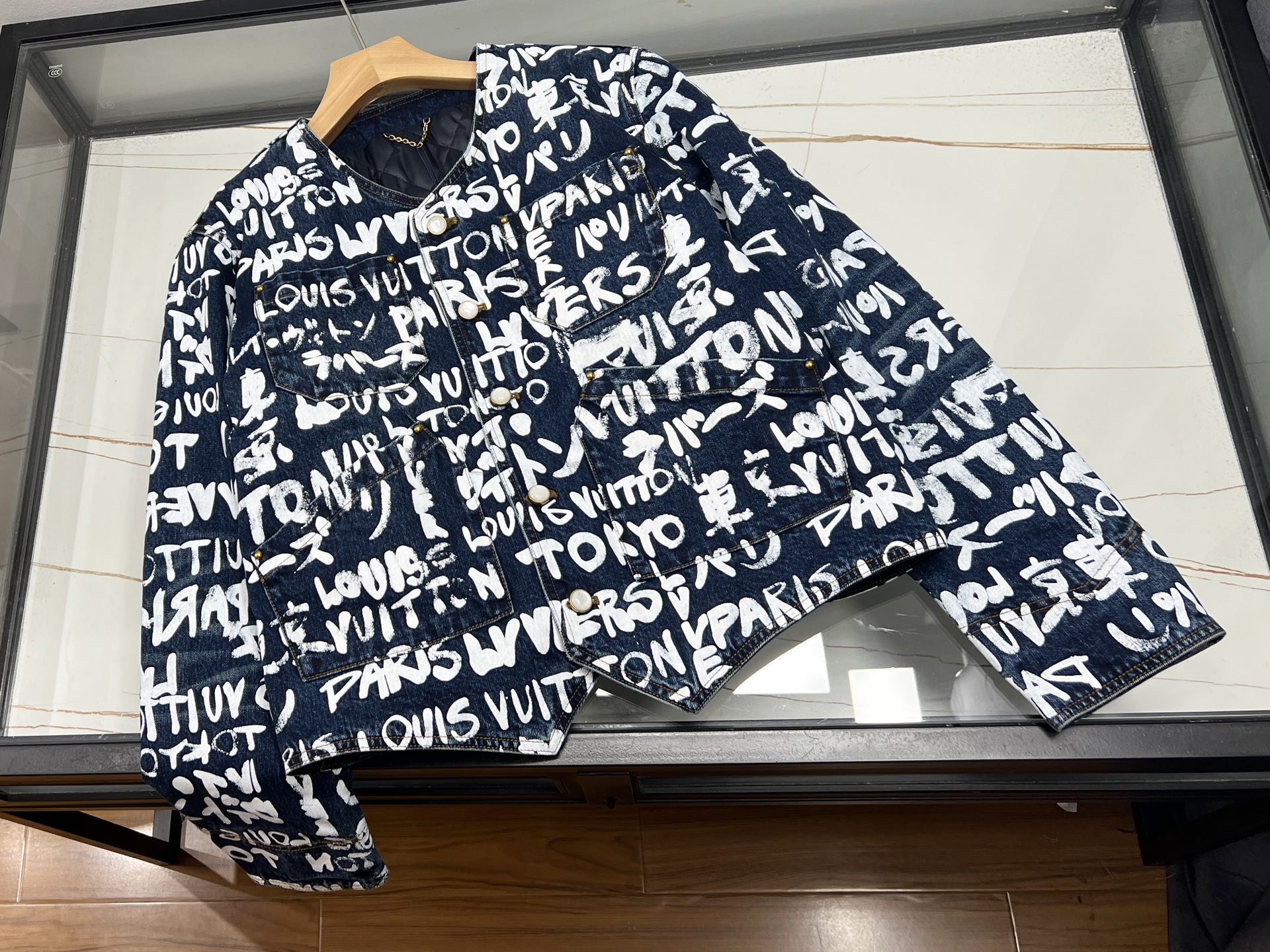 NO:638179,-25SS——----Fashionable cotton cardigan jacket with printed letters, unlocking a new trend in spring wear. This fashionable cardigan jacket with printed letters cotton is a rare treasure item in the spring wardrobe. It is made of high-quality cotton and feels soft and skin-friendly, as if it is wrapped in gentle clouds, giving the most intimate care to the skin.  The unique printed letter design adds a sense of trend and personality to the whole, breaking the monotony and highlighting the unique taste. The cardigan is neat and casual, whether it is worn open to show free and easy, or buttoned up to create a gentle atmosphere, it can be easily controlled. Paired with jeans, it is casual and comfortable; paired with a dress, it is sweet and elegant. In this beautiful season, wear it, walk on the street, easily become the focus of the crowd, and start a fashionable and comfortable spring journey. Available now in blue S-XL, Louis Vuitton-clothing, louis  vuitton,skirts,jeans,jackets & coats,alexander wang19860909-25SS————印花字母棉花时尚开衫外套,解锁春日穿搭新风尚 这件印花字母棉花时尚开衫外套,是春日衣橱里不可多得的宝藏单品.它精选优质棉花,触感柔软亲肤,仿佛被轻柔的云朵包裹,给予肌肤最贴心的呵护. 独特的印花字母设计,为整体增添了潮流感与个性魅力,打破单调,彰显独特品味.开衫版型利落又随性,无论是敞开穿着展现洒脱,还是系上扣子营造温柔氛围,都能轻松驾驭.搭配牛仔裤,休闲又自在；搭配连衣裙,甜美又优雅.在这个美好的季节,穿上它,漫步街头,轻松成为人群中的焦点,开启一场时尚又舒适的春日之旅. 现货发售蓝色S-XL,路易威登-服装,louis vuitton,skirts,jeans,jackets & coats,alexander wang,Women's clothing