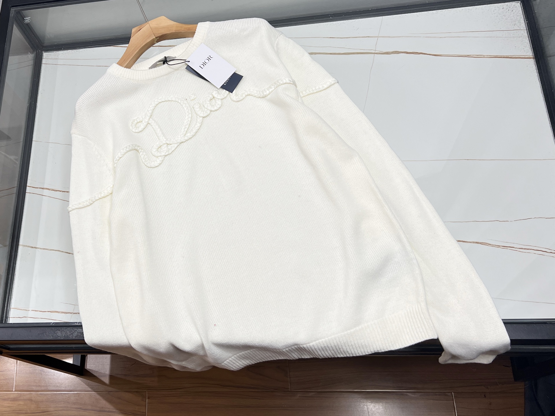 NO:638175,-25SS————The overall shape of the sweater is loose, regardless of body shape. Whether you are thin or slightly fat, you can easily control it and wear it with a lazy and casual sense of fashion. The classic round neck design is simple and generous, fits the neck line, and is full of comfort.  The most eye-catching thing is the embroidered letters on the chest. The exquisite stitching makes the letters three-dimensional and vivid, adding a bit of playfulness and personality. The men's and women's styles cleverly echo the letter design, retaining their own unique styles and full of tacit understanding between lovers. The fabric is soft and skin-friendly, has good warmth retention, and provides full warmth in the cold season. Whether it is for daily outings, dates, or parties, wearing it will directly create a sweet atmosphere and easily become the focus of everyone!  Ready for sale two colors S-XL, Dior-clothing, dior, sweaters, alexander wang19860909-25SS————毛衣整体版型宽松,不挑身材,无论是清瘦型还是微胖型,都能轻松驾驭,穿出慵懒随性的时尚感.经典的圆领设计,简约又大方,贴合颈部线条,舒适感拉满. 最吸睛的当属胸前的字母绣花,精致的针法让字母立体又生动,增添了几分俏皮与个性.男女款在字母设计上巧妙呼应,既保留了各自的独特风格,又充满了情侣间的小默契. 面料柔软亲肤,保暖性佳,在寒冷季节里给予满满的温暖.无论是日常出街、约会,还是参加聚会,穿上它,甜蜜氛围直接拉满,轻松成为众人焦点！ 现货发售二色S-XL,迪奥-服装,dior,sweaters,alexander wang,Women's clothing