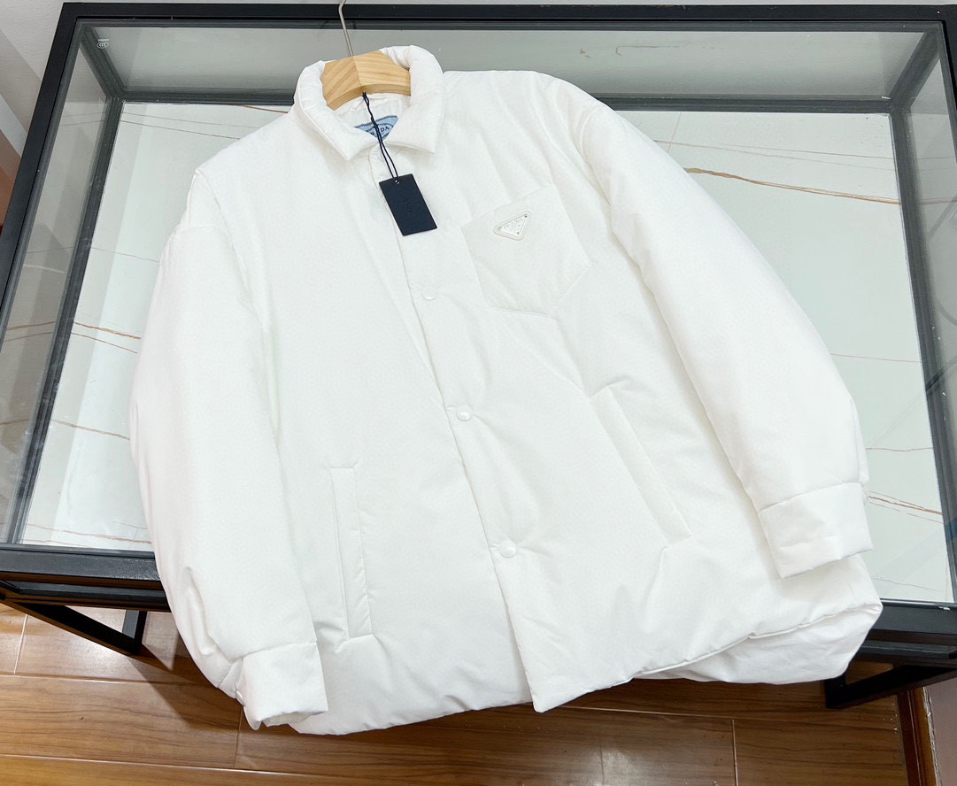 NO:638171,-25SS large element early autumn new high-end lapel cotton casual cotton jacket, a must-have choice for men and women. The most worth buying casual cotton jacket in this season, the most unmissable high-end private channel product!  It is made of customer-supplied cotton clothing. The fabric is warm, delicate and soft to the touch, comfortable to wear and not greasy. It also has strong outdoor performance. It is a rare must-have artifact in the early autumn season. It has very complete functions and can be easily used for work or leisure travel!  The iconic design of the hood brings a very fashionable and eye-catching visual effect. It is also highly recognizable and classy. It is a classic and practical indispensable hooded design. It is a must-have cotton jacket for autumn and winter!  Ready for sale white/black XS-S-M-L,Prada-clothing,prada,jackets & coats,jackets & coats,hats,alexander wang19860909-25SS大元素早秋新款高端翻领棉花休闲棉衣夹克,男女休闲必备之选当季最值得入手的休闲棉衣夹克外套最不可错过的高级私渠臻品！ 选用客供棉衣材质打造,面料保暖,触感细腻柔和,穿着舒适不腻身,同时具备强悍的户外性能,是早秋季节里不可多得的必备神器,功能性非常齐全,上班或者休闲出行都能轻松胜任！连帽标志性设计,带来了极为时髦吸睛的视觉效果同时也也极具辨识度与档次感经典实用的不可不拆连帽设计,秋冬必备棉夹克！ 现货发售白色/黑色XS-S-M-L,普拉达-服装,prada,jackets & coats,jackets & coats,hats,alexander wang,Women's clothing