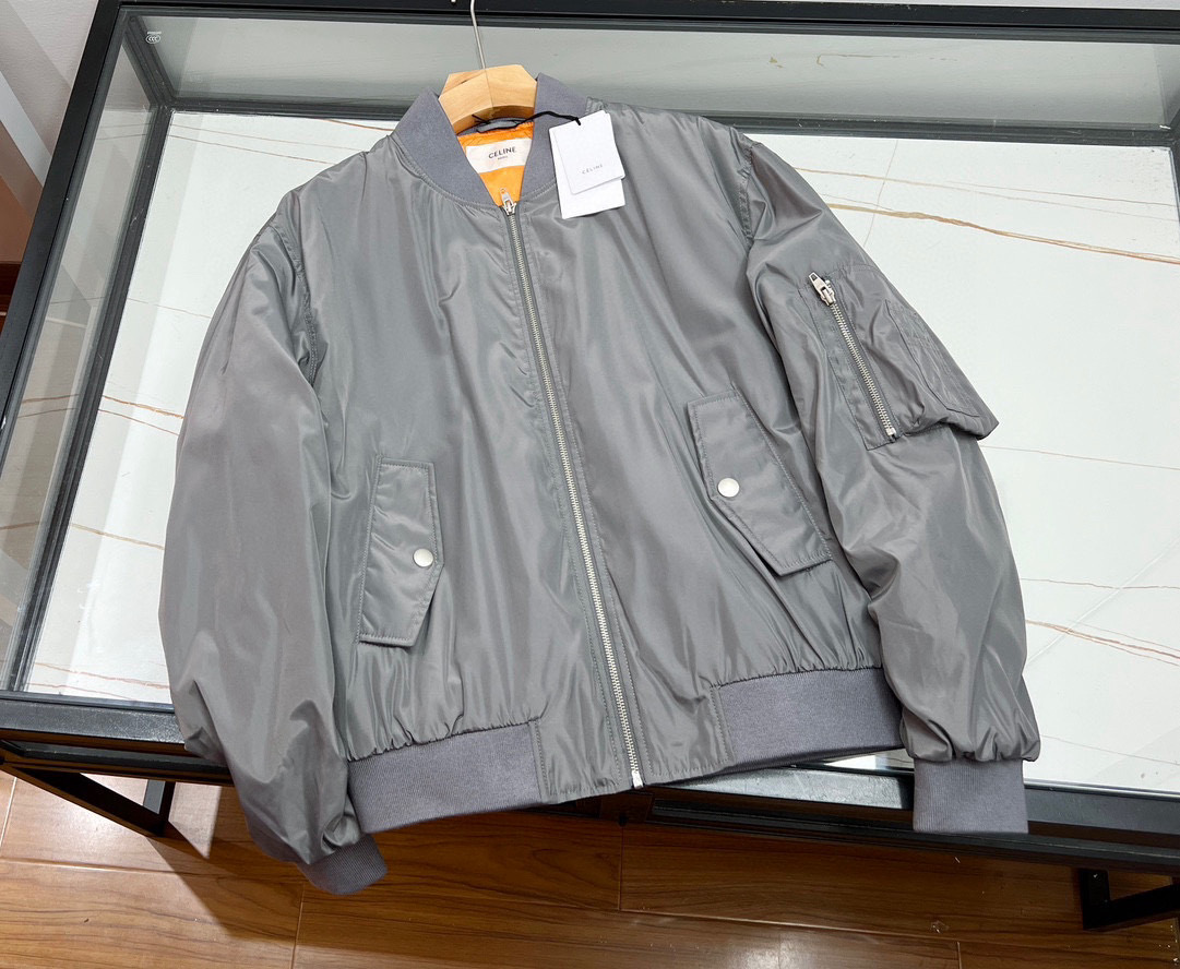 NO:638165,-25SS large element high-end latest model cotton stand-collar jacket skin clothing!  Casual new classic pattern fashionable casual jacket, the quality can withstand any form of inspection, the casual jacket is super cost-effective!  It is made of customer-supplied top-grade polyester material. The fabric has extremely superior breathability and unrivaled touch. It is very soft and smooth, giving you the ultimate comfortable wearing experience!  The classic red label LOGO and the brand letters are engraved on the zipper head, which all highlight the high-end luxury status and the fashionable hooded design. The casual and loose classic cut has a handsome and charming upper body that can be matched with various styles. It is highly recommended to buy this style!  Ready for sale gray S-M-L-XL, Celine-clothing, celine, jackets & coats, jackets & coats, hats, alexander wang19860909-25SS大元素高端最新款加棉立领夹克皮肤衣！休闲全新经典图案时尚休闲夹克外套,品质经得起任何形式检验,性价比超级高的休闲夹克外套！ 客供甄选客供顶级涤纶材质制作而成,面料拥有极为优越的透气性,触感更是无人能敌,非常的柔软爽滑,能给你带来极致舒适的穿着体验！后经典的红标LOGO,拉链头上均刻有品牌字母点缀,无不彰显处高奢的地位与档次时尚的连帽设计,休闲宽松的经典版型裁剪,上身帅气迷人各种风格随意搭配,强烈推荐入手的款式！ 现货发售灰色S-M-L-XL,赛琳-服装,celine,jackets & coats,jackets & coats,hats,alexander wang,Women's clothing