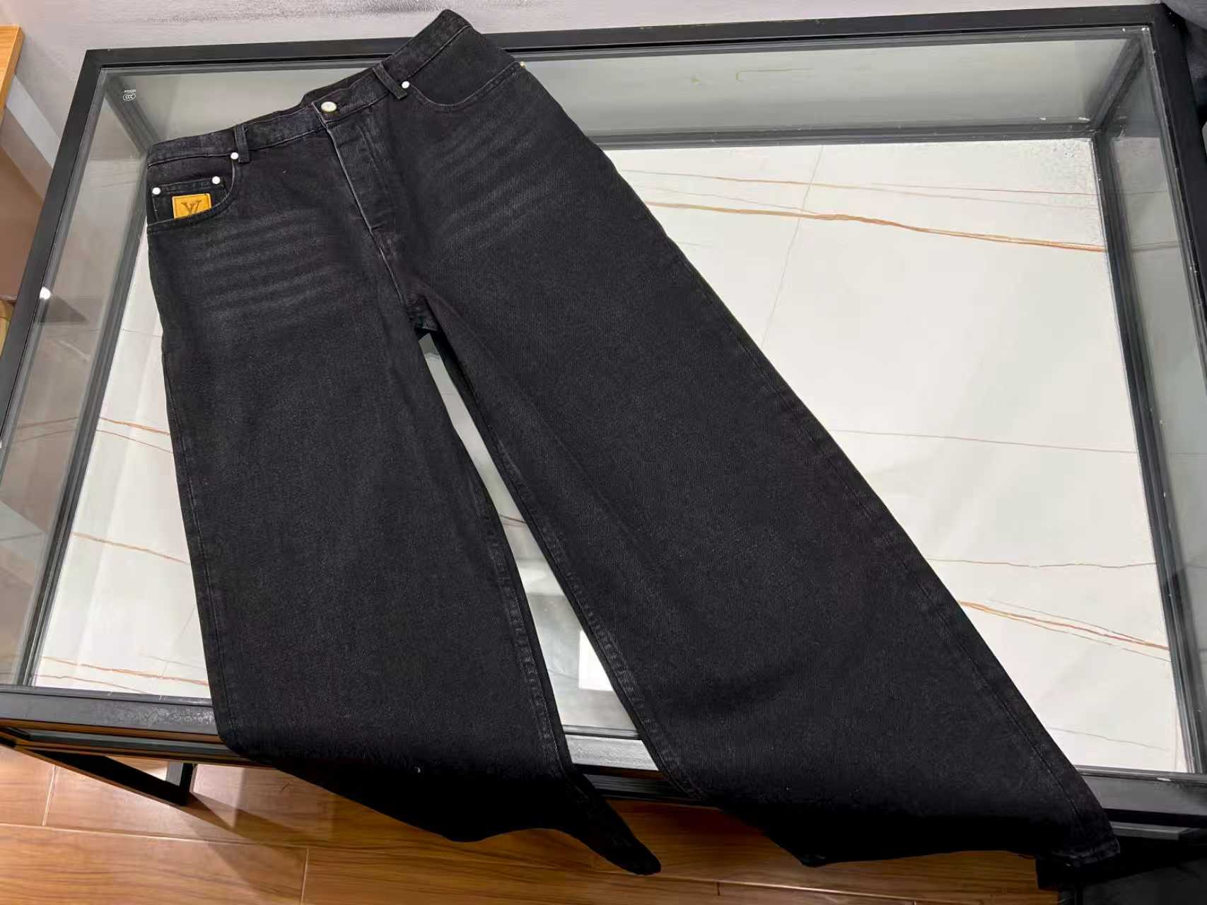 NO:638209,——The back-printed letter big cow baggy jeans collide with fashion and personality. The back-printed lettering big cow baggy jeans are undoubtedly an eye-catching tool in the fashion circle. They are based on a loose version and are not body-selective. Whether they are slender or slightly fat, they can be easily controlled, giving the body room to stretch freely, making it comfortable to wear without restraint.  The unique printed letters and bull pattern design on the back of the pants are the finishing touch. The letters add a sense of trend, and the bull pattern symbolizes strength and vitality. The combination of the two is full of personality and becomes the focus instantly when walking on the street. Classic denim blue, after washing process, shows a natural fading effect and full texture. Pair it with a simple T-shirt and casual sneakers to easily create a daily casual style; with a short top and Martin boots, it can instantly become a cool street style. It is a treasure item that fashionistas cannot miss.  Available now in black 30-32-34-36, Louis Vuitton-clothing, louis vuitton, boots, sneakers, jeans, tees, t-shirt, alexander wang19860909———后印花字母大牛宽松牛仔裤时尚与个性碰撞后印花字母大牛宽松牛仔裤,无疑是时尚圈的吸睛利器.它以宽松版型为基调,不挑身材,无论是纤细还是微胖身形,都能轻松驾驭,给予身体自由舒展的空间,穿着舒适无束缚. 裤子背后独特的印花字母与大牛图案设计,是点睛之笔.字母增添潮流感,大牛图案则寓意着力量与活力,二者结合,个性十足,走在街头瞬间成为焦点.经典牛仔蓝,历经水洗工艺,呈现出自然褪色效果,质感满满.搭配简约T恤、休闲运动鞋,轻松打造日常休闲风；配上短上衣、马丁靴,又能秒变酷帅街头风,是时尚达人们不可错过的宝藏单品. 现货发售黑色30-32-34-36,路易威登-服装,louis vuitton,boots,sneakers,jeans,tees，t-shirt,alexander wang,Women's clothing