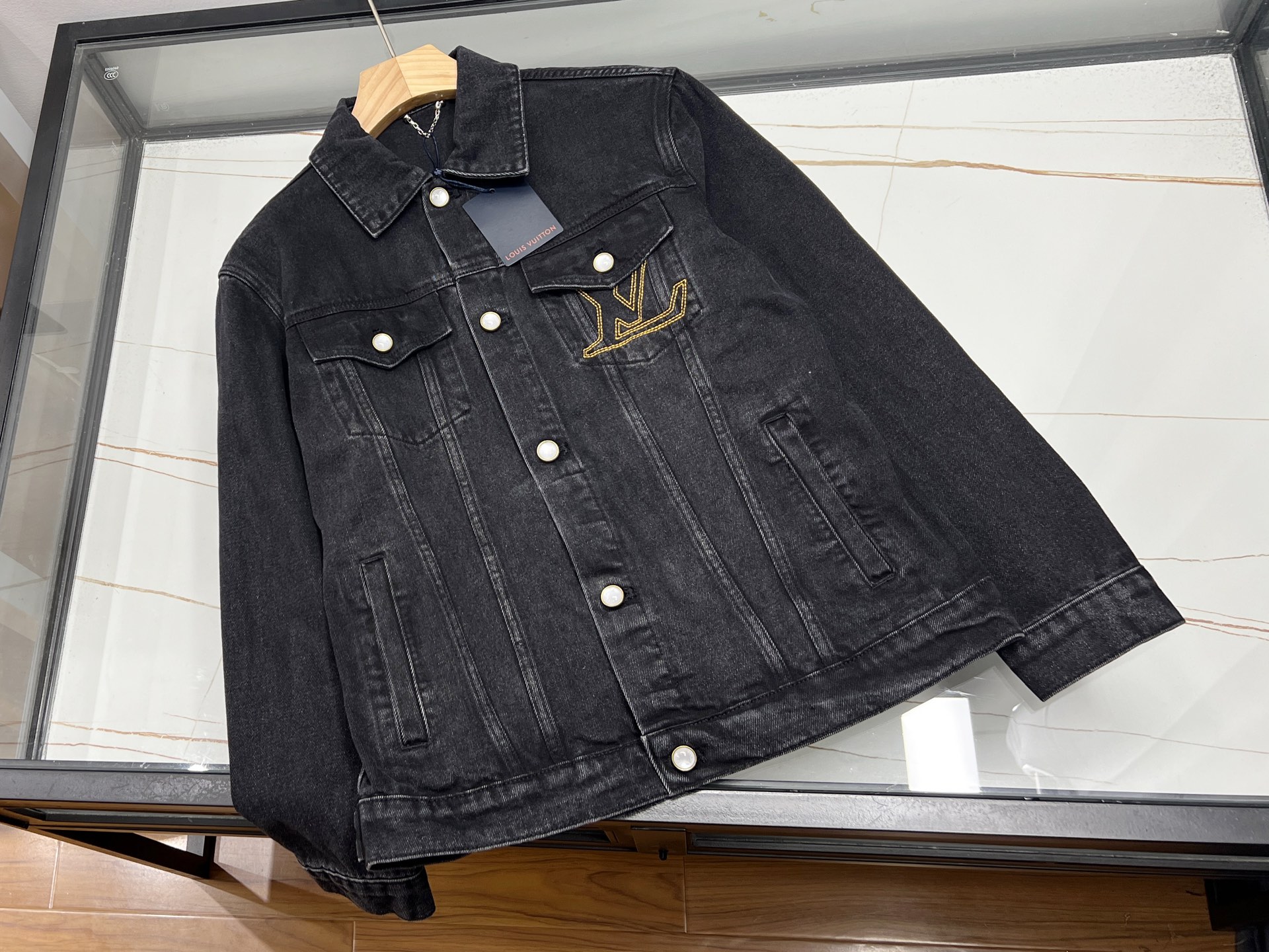 NO:638208,-25SS————In the autumn and winter of 2025, the back-printed letter cowboy loose jacket has become the focus of street fashion. This jacket is based on pure cotton twill denim, and uses a discharge printing process to create a richly layered letter pattern. The contrasting design of white flowers on a blue background is highly visual impact. The version is cut with oversize, the length covers the hips, and the dropped shoulders are designed with wide  The loose sleeves are very tolerant to the body shape. Metal matte silver fasteners and distressed edge craftsmanship can be seen in the details. The letter printing on the back uses high-density embroidery or three-dimensional offset printing technology to ensure that the pattern is durable. Whether it is a casual style with high-waisted jeans or a street style layered with a hooded sweatshirt, it can show a casual and uninhibited fashion attitude and has become a must-have item for young people to show their personality.  Available now in black S-XL, Louis Vuitton-clothing, louis vuitton, versace, hoodie, sweatshirts, jeans, jackets & coats, hats, alexander wang19860909-25SS———2025年秋冬,后印花字母大牛宽松外套成为街头潮流焦点.这款外套以纯棉斜纹丹宁为基底,通过拔染印花工艺打造出层次丰富的字母图案,蓝底白花的撞色设计极具视觉冲击力.版型上采用oversize剪裁,衣长覆盖臀部,落肩设计搭配宽松袖筒,对身材包容性极强.细节处可见金属哑银扣件与做旧磨边工艺,后背字母印花采用高密度刺绣或立体胶印技术,确保图案经久耐穿.无论是搭配高腰牛仔裤的休闲风,还是叠穿连帽卫衣的街头范,均能展现随性不羁的时尚态度,成为年轻群体彰显个性的必备单品. 现货发售黑色S-XL,路易威登-服装,louis vuitton,versace,hoodie,sweatshirts,jeans,jackets & coats,hats,alexander wang,Women's clothing