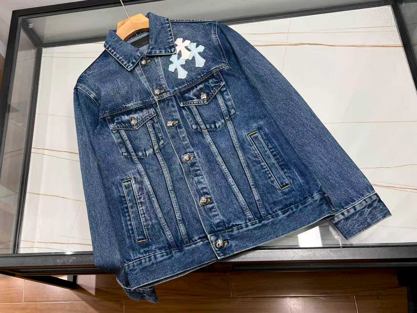 NO:638207,-25SS————Leather patch casual denim jacket, a must-have for fashionable outings. This leather patch casual denim jacket is simply a favorite among fashionistas!  Classic denim blue, deep and versatile, easily adaptable to various styles. Its unique feature is the exquisite leather patch design, irregularly distributed on the body, adding a bit of unruliness and personality to the whole, breaking the boring feeling of conventional denim. The fabric is crisp and stylish, the upper body is neat and handsome, and it has good breathability, making it comfortable to wear.  Whether paired with a simple white T and casual pants to create a refreshing daily style; or worn with a hooded sweatshirt to create a sense of youthful vitality, it can be perfectly suited. In spring and autumn, it is your fashion armor, allowing you to easily stand out from the crowd and show your unique charm. Available now in blue S-XL, Chrome Hearts-Clothing, chrome hearts, hoodie, sweatshirts, jackets & coats, hats, alexander wang19860909-25SS———皮片章休闲牛仔外套,时尚出街必备 这款皮片章休闲牛仔外套,简直是时尚达人的心头好！经典牛仔蓝,深邃又百搭,轻松适配各种风格穿搭. 其独特之处在于精致的皮片章设计,不规则分布在衣身,为整体增添了几分不羁与个性,打破常规牛仔的沉闷感.面料挺括有型,上身利落帅气,同时具备良好透气性,穿着舒适自在. 无论是搭配简约白T和休闲裤,打造清爽日常风；还是内搭连帽卫衣,营造青春活力感,它都能完美胜任.春秋季节,它就是你的时尚铠甲,让你在人群中轻松脱颖而出,展现独特魅力. 现货发售蓝色S-XL,克罗心-服装,chrome hearts,hoodie,sweatshirts,jackets & coats,hats,alexander wang,Women's clothing