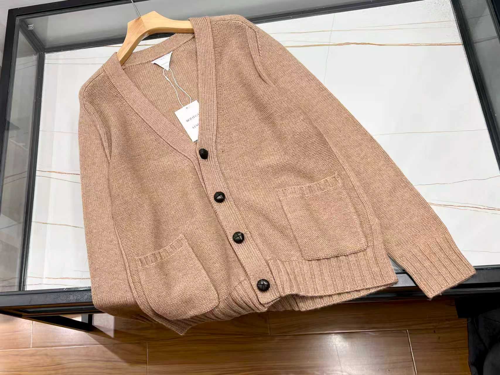 NO:638726,-25SS——The cardigan takes minimalism as its design soul, abandons complicated decorations, and outlines a unisex silhouette with smooth lines. The loose tailoring accommodates different body shapes, and the dropped shoulder design weakens gender boundaries. It can be easily adapted to whether it is a neat workplace commute or a casual weekend leisure. The classic solid color is low-key and versatile, starting from the basics  Available in black and white and gray to soft Morandi colors, it meets diverse aesthetic needs. The high-quality fabric is both soft and crisp, comfortable and skin-friendly when worn next to the body, and the outer layer is anti-wrinkle and easy to care for. The exquisite stitching and invisible buttons in the details enhance the texture. It can be worn alone to highlight layers, or layered with shirts and T-shirts to create different styles. It is an indispensable and practical item in the wardrobe for all seasons.  Cardigan S-XL ready for delivery, Bottega Veneta-clothing, bottega veneta, shirts, tees, t-shirt, alexander wang19860909-25SS———开衫以极简主义为设计灵魂,摒弃繁复装饰,以流畅线条勾勒出男女皆宜的廓形.宽松剪裁包容不同身形,落肩设计弱化性别界限,无论是利落的职场通勤,还是随性的周末休闲,都能轻松适配.经典纯色系低调百搭,从基础黑白灰到柔和莫兰迪色,满足多元审美需求.优质面料兼顾柔软与挺括,贴身穿着舒适亲肤,外搭抗皱易打理.细节处精致缝线与隐形纽扣提升质感,既可单穿凸显层次,亦可叠搭衬衫、T恤打造不同风格,是四季衣橱中不可或缺的实用单品. 现货发货开衫S-XL,葆蝶家-服装,bottega veneta,shirts,tees，t-shirt,alexander wang,Women's clothing