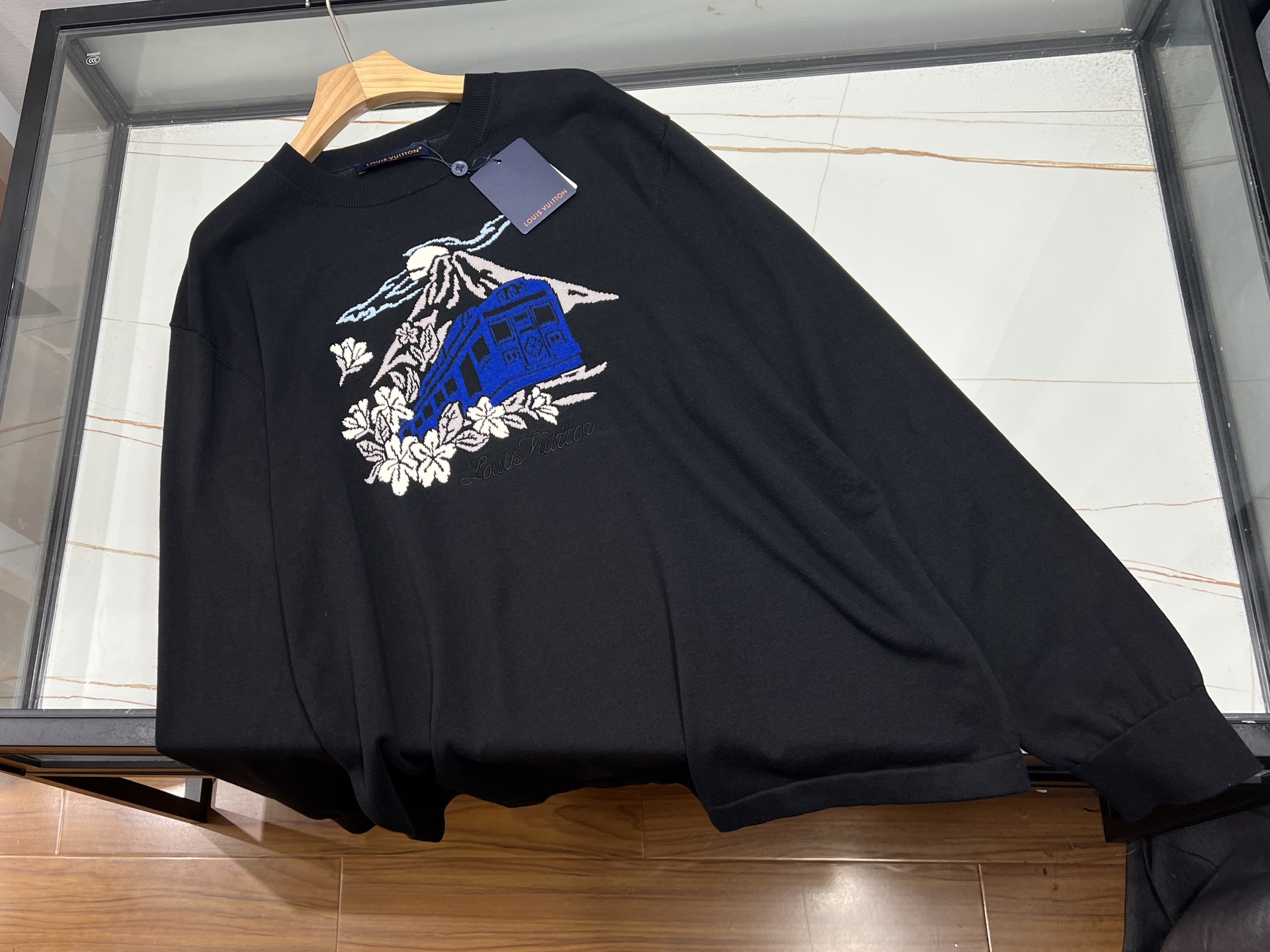 NO:638703,-25SS————The fusion of fashion and warmth in the embroidered letter knitted sweater. This embroidered lettered knitted sweater is an excellent choice for the autumn and winter wardrobe. The main body of the sweater is made of soft and skin-friendly knitted fabric, which has a delicate touch and good warmth retention. There is no irritation when worn next to the body, as if it is wrapped in gentle clouds.  The exquisite embroidered letters on the chest are a highlight. The stitching is exquisite and the colors are harmonious, adding personality and fashion to the simple sweater. The letter patterns can be playful or literary, which can meet different style preferences. The loose version is not flattering and can be worn freely and casually. Whether it is paired with jeans to create a casual style or a skirt to create an elegant feel, it is very good. In the cold season, it can not only resist the coolness, but also allow you to easily show your unique charm and become an eye-catching presence on the street.  Ready for sale blue S-XL, Louis Vuitton-clothing, louis vuitton, skirts, jeans, sweaters, alexander wang19860909-25SS———刺绣字母针织毛衣时尚与温暖的融合 这款刺绣字母针织毛衣,是秋冬衣橱的绝佳之选.毛衣主体采用柔软亲肤的针织面料,触感细腻,保暖性佳,贴身穿也毫无刺激感,仿佛被轻柔的云朵包裹. 胸前精致的刺绣字母是一大亮点,针法细腻,色彩搭配和谐,为简约的毛衣增添了个性与时尚感.字母图案或俏皮、或文艺,能满足不同风格喜好.宽松的版型不挑身材,穿着自在又随性,无论是搭配牛仔裤打造休闲风,还是配半身裙营造优雅感,都十分出彩.在寒冷的季节里,它既能抵御凉意,又能让你轻松展现独特魅力,成为街头吸睛的存在. 现货发售蓝色S-XL,路易威登-服装,louis vuitton,skirts,jeans,sweaters,alexander wang,Women's clothing