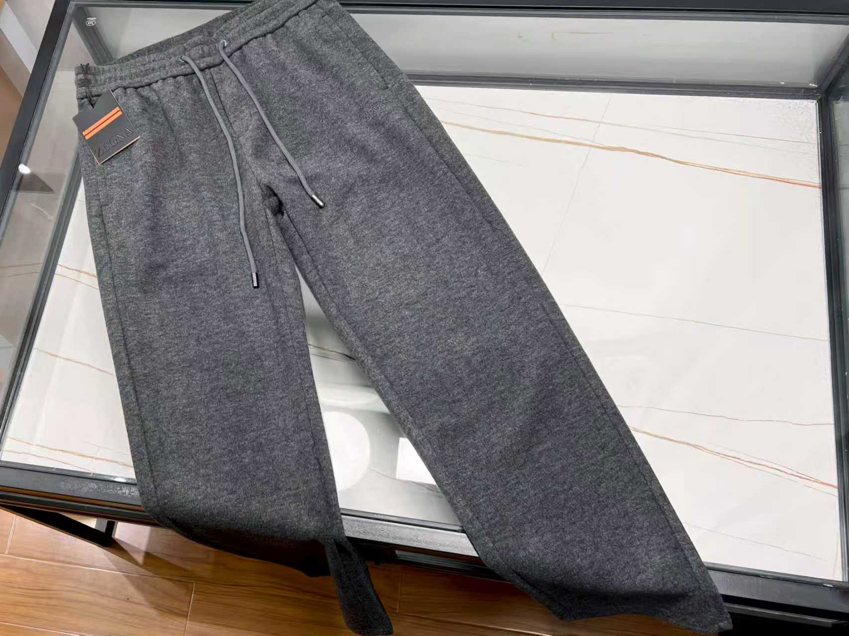 NO:638720,-25SS——EZ Back Leather Label Wool Casual Pants are a perfect fusion of quality and fashion. EZ's back leather label wool casual pants are a must-have for your autumn and winter wardrobe. They are made of high-quality wool fabrics, which are soft and delicate to the touch, and have excellent thermal insulation performance. They can keep you warm all the time even in cold weather. The pants have a crisp shape, smooth lines, and cleverly modify the leg lines, making you look slimmer and taller. The back leather label design is unique, adding a bit of fashion texture and personality to the whole, showing your unique taste in a low-key manner.  It is not only suitable for daily leisure time, paired with a simple T-shirt and comfortable sneakers, it is full of casualness; it can also be paired with shirts and leather shoes to easily cope with business and leisure occasions. Whether you are strolling on the street or attending a party, these pants can make you confident and easily become the center of attention. They are the best choice for those who pursue quality and fashion. Available now in dark gray/light gray/black XS-L, men's clothing, sneakers, shirts, tees, t-shirt, alexander wang19860909-25SS———EZ后皮标羊毛休闲裤品质与时尚的完美融合 EZ这款后皮标羊毛休闲裤,是秋冬衣橱的必备佳品.精选优质羊毛面料,触感柔软细腻,保暖性能卓越,即便在寒冷天气也能让你时刻被温暖环绕. 裤子版型挺括,线条流畅,巧妙修饰腿部线条,显瘦又显高.后皮标设计独具匠心,为整体增添了几分时尚质感与个性态度,低调中彰显独特品味. 它不仅适合日常休闲时光,搭配简约T恤、舒适运动鞋,尽显随性自在；也能搭配衬衫、皮鞋,轻松应对商务休闲场合.无论是漫步街头还是参加聚会,这条裤子都能让你自信满满,轻松成为焦点,是追求品质与时尚人士的不二之选.现货发售深灰/浅灰/黑色XS-L,男装,sneakers,shirts,tees，t-shirt,alexander wang,Women's clothing