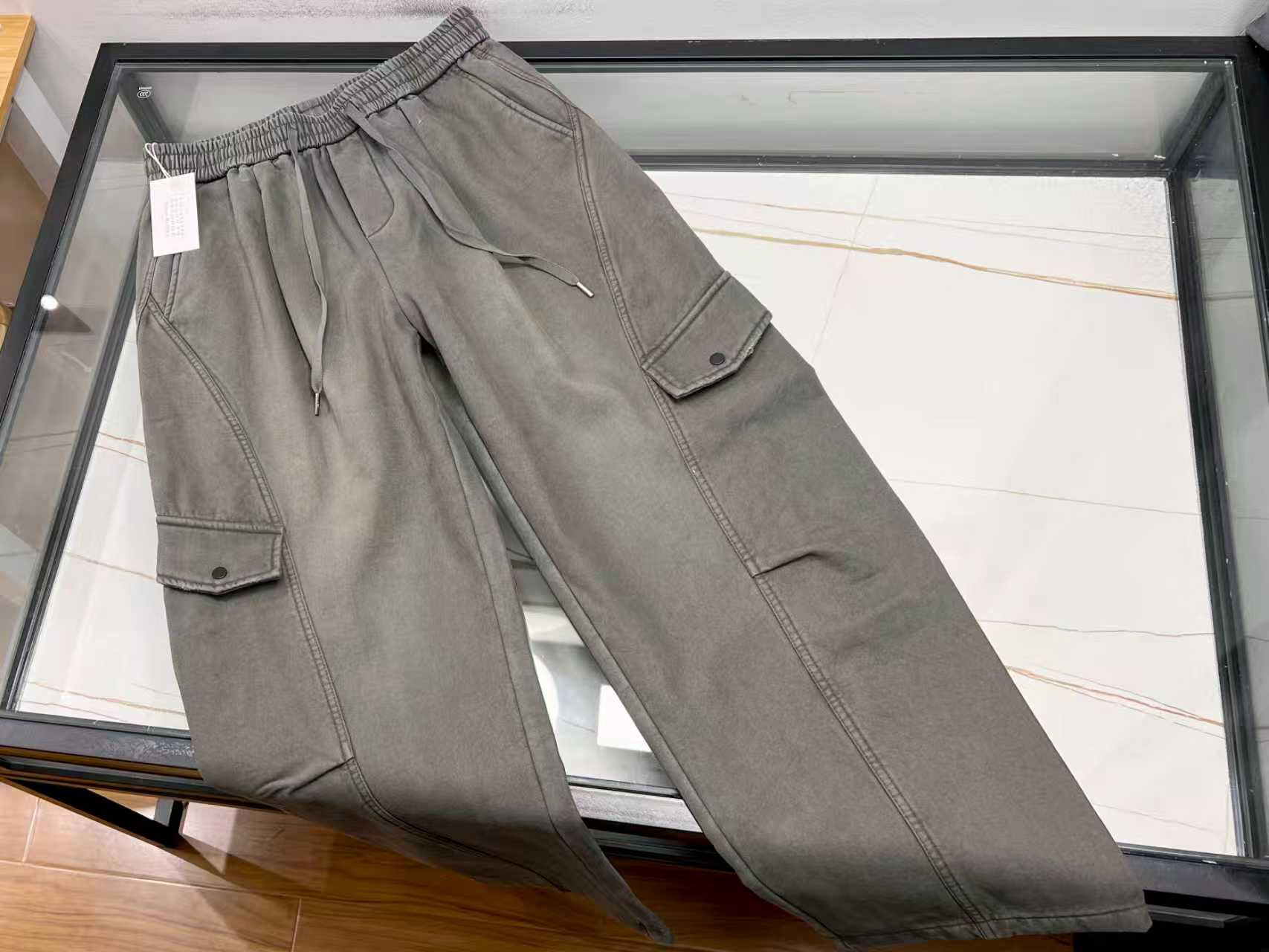 NO:638714,-25SS——The perfect collision of warmth and fashion with thickened lettered loose trousers in autumn and winter. The cold winds in autumn and winter say goodbye to bloated outfits. This thickened lettered loose trousers can be called a 'leg warmer' for people who are afraid of the cold!  Made from selected high-quality fabrics, the velvet lining is as dense as the caress of clouds. It heats up by ten degrees in three seconds, and the cold air cannot get close to you. It can feel light even in sub-zero temperatures.  The high-waisted straight version is the best combination for slimming, elongating the leg lines, and the draped fabric has its own special effect of editing. O-shaped,  The letter elements are integrated into it, and it is full of handsomeness, making it easy to wear the style of a street trendy person. The Morandi color is high-end and durable, and it goes well with coats and down jackets, and can be switched between casual and formal occasions. From daily shopping to lying at home, from students to office workers, it can be perfectly adapted, and it is a must-have for commuting. This autumn and winter, with it, it is warm and fashionable!  Ready for sale gray XS-S-M-L, men's and women's clothing, down jacket, alexander wang19860909-25SS———秋冬加厚字母宽松裤温暖与时尚的完美碰撞秋冬寒风凛冽,告别臃肿穿搭,这款加厚字母宽松裤堪称怕冷星人的“暖腿神器”！精选优质面料,内里加绒密实如云朵轻抚,三秒升温十度,冷空气根本近不了身,零下温度也能穿出轻盈感. 高腰直筒版型是显瘦王炸组合,拉长腿部线条,垂坠面料自带修图特效,O型、X型还是梨形身材,通通往直挺修长靠拢,大粗腿秒变“筷子精”.宽松裤型给双腿自由呼吸空间,劈叉蹲起毫无压力,运动休闲两相宜. 字母元素融入其中,帅气值拉满,轻松穿出街头潮人范儿.莫兰迪色系高级耐看,搭配大衣、羽绒服都不违和,休闲、正式场合随意切换.从日常逛街到宅家躺平,从学生党到上班族,它都能完美适配,是通勤必备懒人心头好.这个秋冬,有它相伴,温暖又时尚！ 现货发售灰色XS-S-M-L,男装女装,down jacket,alexander wang,Women's clothing