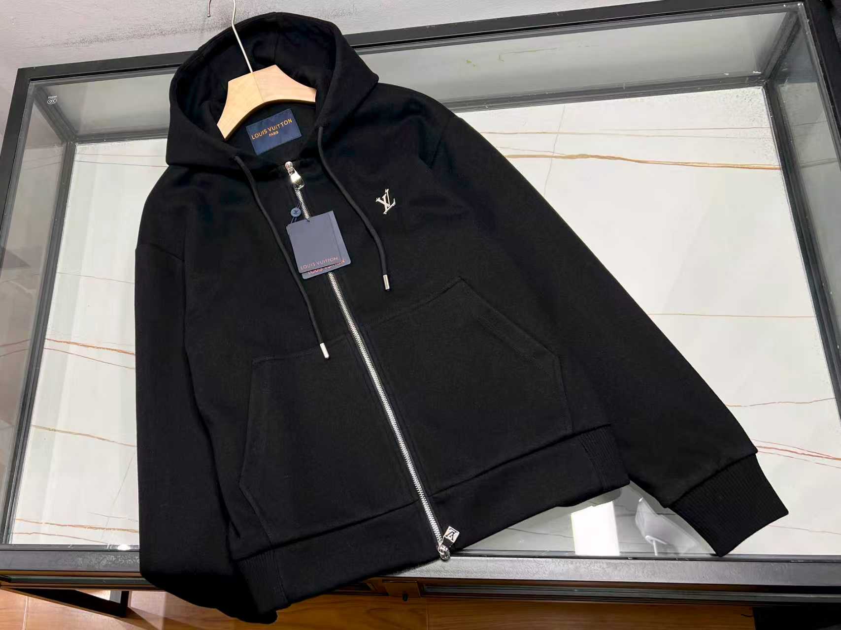 NO:638708,-25SS —— Wool micro-label casual men's suit, showing a gentleman's style. This wool micro-label casual men's suit is a high-quality choice for men's wardrobe. It is made of high-quality wool fabric, which is soft and delicate to the touch and has excellent warmth retention. It provides intimate care for the body in autumn and winter. The suit's shape is designed to fit the male figure, with smooth lines that are not too tight and can show a straight posture. In the details, the exquisite micro-label embellishment is low-key but not out of style, adding a sense of sophistication to the overall look.  Whether it is daily commuting, business negotiations, or casual gatherings, it can be easily controlled. Pair it with a pair of simple leather shoes to instantly enhance your temperament; wear it with a shirt or turtleneck sweater for a rich sense of layering. With it, you can easily create a variety of styles and show the unique charm and taste of men. Available in stock in two colors 48-58, Louis Vuitton-clothing, louis vuitton, sweaters, shirts, alexander wang19860909-25SS————羊毛微标休闲男套装,尽显绅士格调这款羊毛微标休闲男套装,是男士衣橱的优质之选.精选上乘羊毛面料,触感柔软细腻,保暖性绝佳,在秋冬季节给予身体贴心呵护. 套装的版型设计贴合男性身形,线条流畅利落,既不过于紧绷,又能展现挺拔身姿.细节之处,精致的微标点缀,低调而不失格调,为整体造型增添一份精致感. 无论是日常通勤、商务洽谈,还是休闲聚会,它都能轻松驾驭.搭配一双简约皮鞋,瞬间提升气质；内搭衬衫或高领毛衣,层次感丰富.拥有它,轻松打造多样风格,展现男士的独特魅力与品味. 现货发售二色48-58,路易威登-服装,louis vuitton,sweaters,shirts,alexander wang,Women's clothing