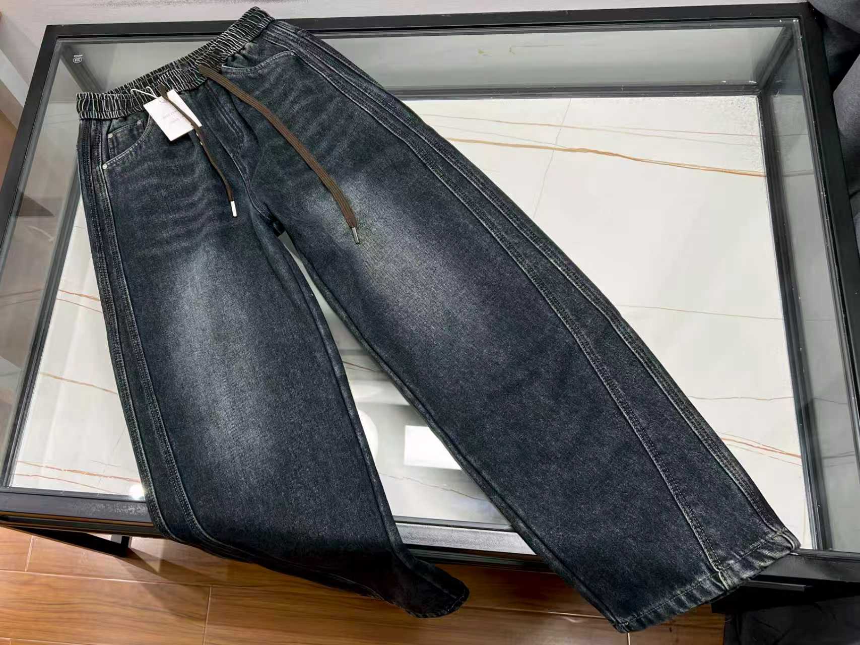 NO:638971,-25SS——Lazy aesthetics for autumn and winter, a fashion statement of a pair of loose jeans!  When the autumn wind blows up the first fallen leaves, the blue and black loose jeans in the wardrobe become the soul footnote of the season. With a deep sea-like tone, it crushes the starlight of the night sky into the trouser legs, and steps out of the romantic path of the Milky Way with every step. The golden ratio of 98 cotton and 2 spandex makes the fabric wrap around the legs like clouds, achieving a delicate balance between breathability and wrapping, as if the autumn sunshine is wearing it on the body.  The romance of this pair of jeans lies in how it knows how to dance with time. The gradient colors created by the washing process are layered like ocean waves, and the distressed and whitened treatment makes every fold hide a story. The indigo blended with environmentally friendly plant dyes will become more and more charming as time goes by. From the sophistication of commuting to the laziness of dating, from the cafe in the morning to the neon lights at night, it uses a relaxed attitude to interpret the sense of luxury in autumn and winter - it turns out that warmth and fashion never need to be compromised.  When the cold wind passes over your ankles, the velvet-lined jeans are ready with gentle armor. In the weather of minus 10 degrees Celsius, they can still allow you to wear autumn clothes and trousers while maintaining a neat drape texture. They use the tolerability of the large silhouette to fight against bloat and protect the dignity of the workplace with the anti-bulge technology on the knees. Perhaps the ultimate secret of these jeans is that everyone who wears them can live a lazy poem in the bleakness of autumn and winter.  Ready for sale blue XS-S-M-L, Bottega Veneta-clothing,bottega veneta,jeans,gold,alexander wang19860909-25SS———秋冬慵懒美学,一条宽松牛仔裤的时尚宣言！ 当秋风卷起第一片落叶,衣橱里那条蓝黑色宽松牛仔裤便成了季节的灵魂注脚.它以深海般的深邃色调,将夜空的星光揉碎在裤管,每一步都踏出银河的浪漫轨迹.98棉与2弹性纤维的黄金配比,让面料如云朵般包裹双腿,呼吸感与包裹性达成微妙平衡,仿佛把秋日的阳光穿在身上. 这条牛仔裤的浪漫,在于它懂得如何与时光共舞.水洗工艺打造的渐变色层叠如海浪,做旧磨白处理让每道褶皱都藏着故事,环保植物染剂调配的靛蓝会随着岁月沉淀愈发迷人.从通勤的干练到约会的慵懒,从清晨的咖啡馆到夜晚的霓虹下,它用松弛的姿态诠释着秋冬的高级感——原来温暖与时尚,从来不需要妥协. 当寒风掠过脚踝,内里加绒款早已备好温柔铠甲.零下十度的天气里,它依然能让你穿着秋衣毛裤却保持利落的垂坠质感,用大廓形的包容性对抗臃肿,用膝盖防鼓包技术守护职场尊严.这条牛仔裤的终极奥义,或许就是让每个穿上它的人,都能在秋冬的萧瑟里,活成一首慵懒的诗. 现货发售蓝色XS-S-M-L,葆蝶家-服装,bottega veneta,jeans,gold,alexander wang,Women's clothing