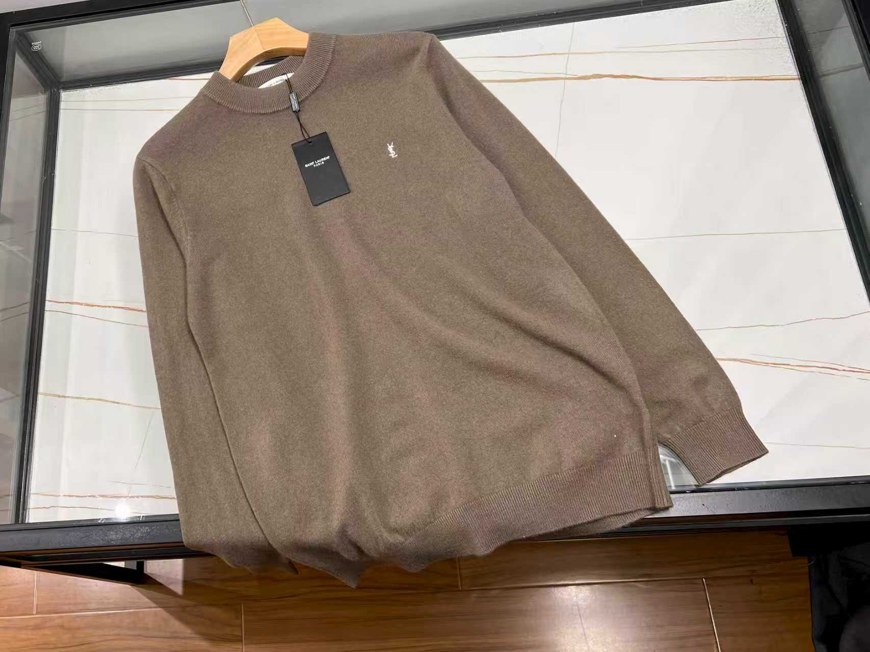 NO:638966,-25SS————The perfect fusion of fashion and warmth in the Alphabet Wool Mountain Sweater. This Alphabet Wool Mountain Sweater is undoubtedly a treasure item in the autumn and winter wardrobe. It is made of high-quality wool fabric and has a soft and delicate touch. It will not feel itchy when worn close to the body. It has outstanding thermal insulation performance and can protect you against the cold wind.  Its design is unique, inspired by mountain elements, and cleverly presented on the knitted texture, as if the rolling mountains are worn on the body, adding a bit of natural wildness and artistic flavor. The integration of letter elements also injects fashionable vitality into the overall style, breaking the monotony and highlighting individual attitude.  The style is loose and comfortable, and it doesn't matter your body shape. Whether you wear it alone to show a casual and free style, or wear it with a shirt or turtleneck to create a layered look, you can easily control it. Pair it with jeans for a casual and age-reducing look; with a skirt, it is elegant and intellectual. Wear it, in the cold season, warmth and fashion are in place. Ready for sale gray green S-M-L, Saint Laurent-clothing, saint laurent, skirts, jeans, shirts, alexander wang19860909-25SS———字母羊毛山针织衫时尚与温暖的完美融合 这款字母羊毛山针织衫,无疑是秋冬衣橱里的宝藏单品.精选优质羊毛面料,触感柔软细腻,贴身穿也不会有丝毫扎痒感,保暖性能更是出众,能为你抵御凛冽寒风. 其设计独具匠心,以山脉元素为灵感,在针织纹理上巧妙呈现,仿佛将连绵山峦穿在身上,增添了几分自然野趣与艺术气息.而字母元素的融入,又为整体风格注入时尚活力,打破单调,彰显个性态度. 版型宽松舒适,不挑身材,无论是单穿展现随性洒脱,还是内搭衬衫、高领衫打造层次感,都能轻松驾驭.搭配牛仔裤,休闲又减龄；配上半身裙,优雅又知性.穿上它,在寒冷季节里,温暖与时尚一步到位. 现货发售灰绿色S-M-L,圣罗兰-服装,saint laurent,skirts,jeans,shirts,alexander wang,Women's clothing