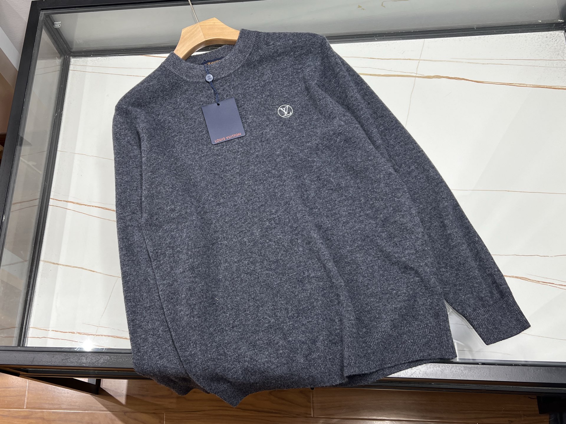 NO:638960,-25SS————The perfect fusion of fashion and warmth in the Alphabet Wool Mountain Sweater. This Alphabet Wool Mountain Sweater is undoubtedly a treasure item in the autumn and winter wardrobe. It is made of high-quality wool fabric and has a soft and delicate touch. It will not feel itchy when worn close to the body. It has outstanding thermal insulation performance and can protect you against the cold wind.  Its design is unique, inspired by mountain elements, and cleverly presented on the knitted texture, as if the rolling mountains are worn on the body, adding a bit of natural wildness and artistic flavor. The integration of letter elements also injects fashionable vitality into the overall style, breaking the monotony and highlighting individual attitude.  The style is loose and comfortable, regardless of body shape. Whether worn alone to show a casual and free-spirited look, or layered with a shirt or turtleneck to create a layered look, it can be easily controlled. Paired with jeans, it is casual and age-reducing; paired with a skirt, it is elegant and intellectual. Wear it, in the cold season, warmth and fashion are in place. Ready for sale gray green S-M-L, Louis Vuitton-clothing, louis vuitton, skirts, jeans, shirts, alexander wang19860909-25SS———字母羊毛山针织衫时尚与温暖的完美融合 这款字母羊毛山针织衫,无疑是秋冬衣橱里的宝藏单品.精选优质羊毛面料,触感柔软细腻,贴身穿也不会有丝毫扎痒感,保暖性能更是出众,能为你抵御凛冽寒风. 其设计独具匠心,以山脉元素为灵感,在针织纹理上巧妙呈现,仿佛将连绵山峦穿在身上,增添了几分自然野趣与艺术气息.而字母元素的融入,又为整体风格注入时尚活力,打破单调,彰显个性态度. 版型宽松舒适,不挑身材,无论是单穿展现随性洒脱,还是内搭衬衫、高领衫打造层次感,都能轻松驾驭.搭配牛仔裤,休闲又减龄；配上半身裙,优雅又知性.穿上它,在寒冷季节里,温暖与时尚一步到位. 现货发售灰绿色S-M-L,路易威登-服装,louis vuitton,skirts,jeans,shirts,alexander wang,Women's clothing