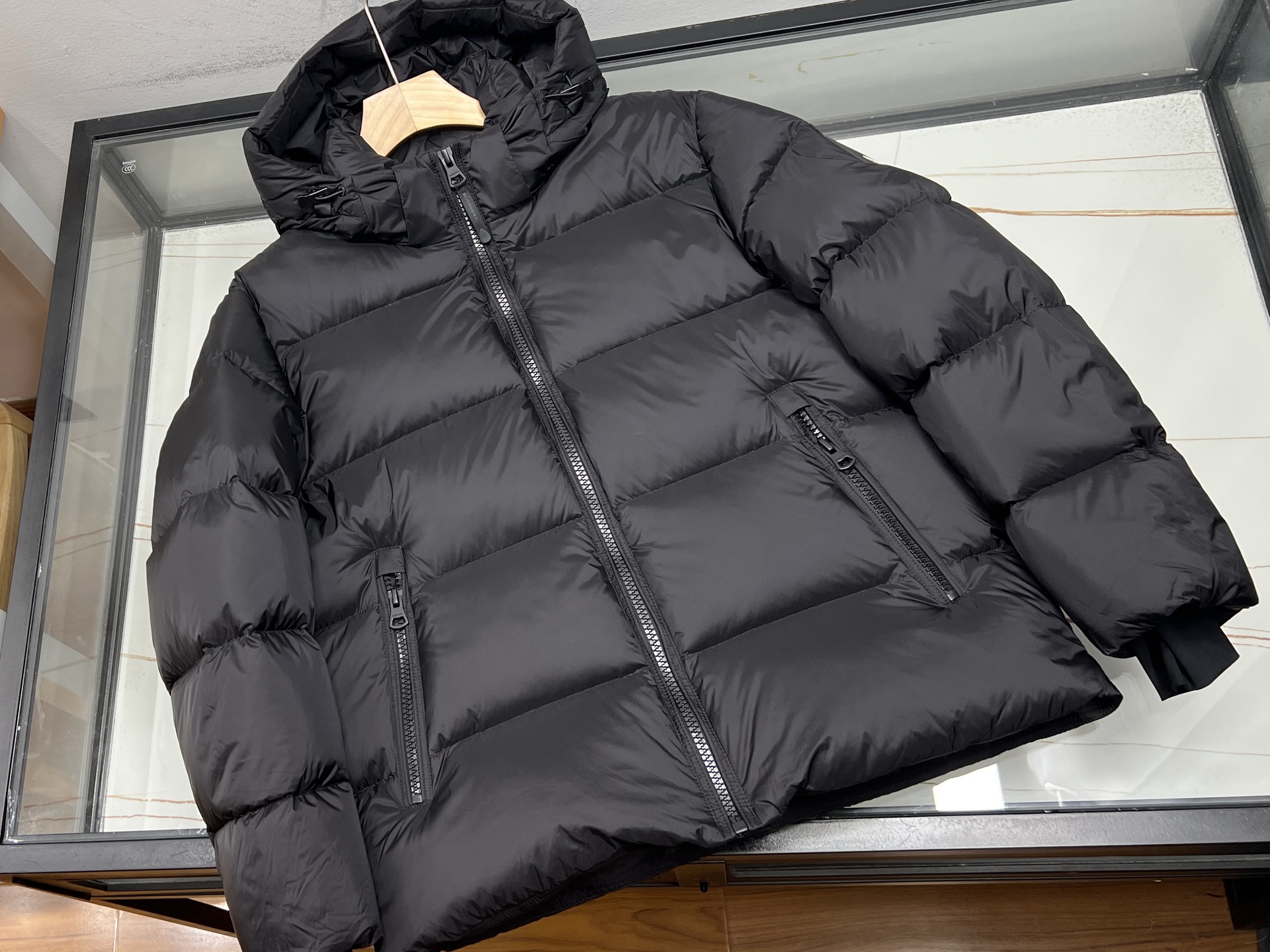 NO:638954,-25SS——Laminated Letters Down Jacket, the perfect fusion of fashion and warmth. This laminated lettered down jacket is a fashionable tool for the winter wardrobe. The unique laminated craftsmanship accurately attaches personalized letters to the fabric, with smooth lines and full texture, instantly breaking the winter dullness and highlighting your unique taste.  It is fully filled with down and has strong thermal insulation properties, which can effectively resist the cold wind and keep you warm in cold weather. Its shape is designed to fit the human body, slimming and not being bulky, allowing you to move freely without restraint. Whether you wear it with casual pants for a stroll on the street or with jeans for a party, it can be easily controlled, helping you become the focus of the winter street and open up a new experience of fashionable warmth. Available now in two colors 48-56, Men's Burberry - Clothing, jeans, down  jacket,alexander wang19860909-25SS———压胶字母羽绒服,时尚与保暖的完美融合这款压胶字母羽绒服,是冬日衣橱的时尚利器.独特的压胶工艺,将个性字母精准附着于面料,线条流畅,质感满满,瞬间打破冬日沉闷,彰显独特品味. 羽绒填充饱满,保暖性能超强,能有效抵御凛冽寒风,让你在寒冷天气里也能倍感温暖.其版型设计贴合人体,修身不臃肿,活动自如无束缚.无论是搭配休闲裤漫步街头,还是配牛仔裤出席聚会,都能轻松驾驭,助你成为冬日街头焦点,开启时尚保暖的全新体验. 现货发售二色48-56,男装博柏利-服装,jeans,down jacket,alexander wang,Women's clothing