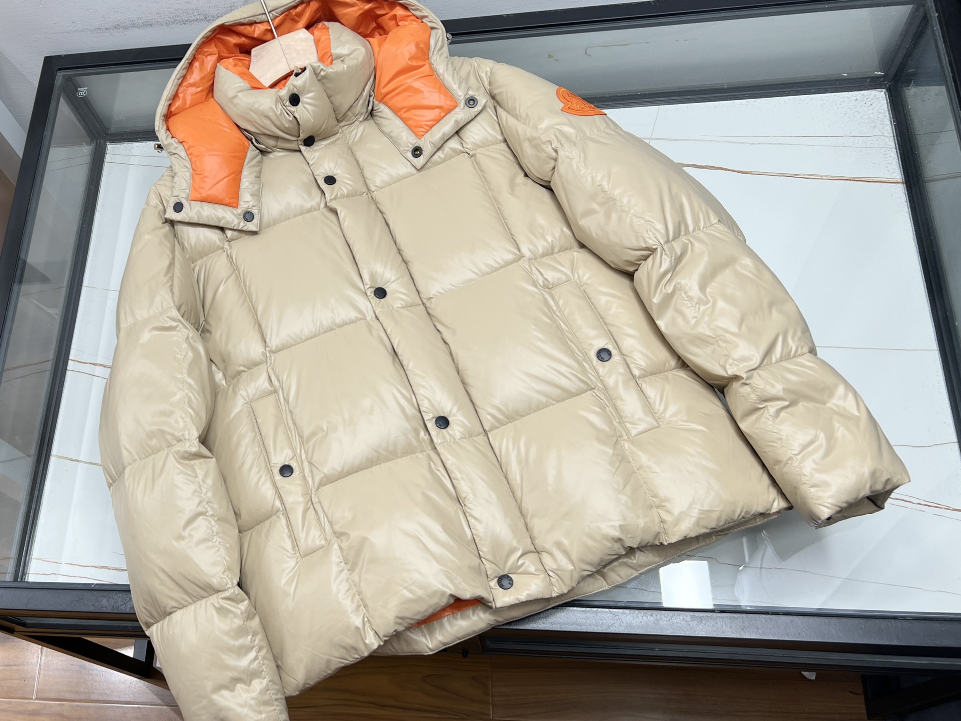 NO:638833,-25SS————Large-label and micro-label down jackets are both recognizable and low-key in design, making them a popular choice for winter wear. Large-label models such as Adidas’ large-label down jacket on the back highlight the brand style with eye-catching logos, and are paired with wind-resistant fabrics and fluffy velvet to keep warm while still being stylish; micro-label models are designed with exquisite details.  Win, such as the Burberry logo intarsia down jacket, which conveys a low-key luxury temperament through the newly designed brand logo intarsia and Vintage plaid lining. Whether you are pursuing individual expression or prefer a simple style, the large and micro-label down jacket can meet your needs and become a practical and design item in your winter wardrobe.  Available now in two colors 48-56, Meng Mouth-clothing, Moncler, down jacket, alexander wang19860909-25SS————大标微标羽绒服在设计上兼具辨识度与低调感,成为冬季穿搭的热门选择.大标款如阿迪后背大标羽绒服,以醒目标识彰显品牌风格,搭配抗风面料与蓬松充绒,保暖同时不失时尚感；微标款则以精致细节取胜,如博柏利徽标嵌花羽绒服,通过焕新设计的品牌徽标嵌花与Vintage格纹内衬,传递低调奢华气质.无论是追求个性表达还是偏好简约风格,大标微标羽绒服均能满足需求,成为冬季衣橱中兼具实用性与设计感的单品. 现货发售二色48-56,蒙口-服装,Moncler,down jacket,alexander wang,Women's clothing