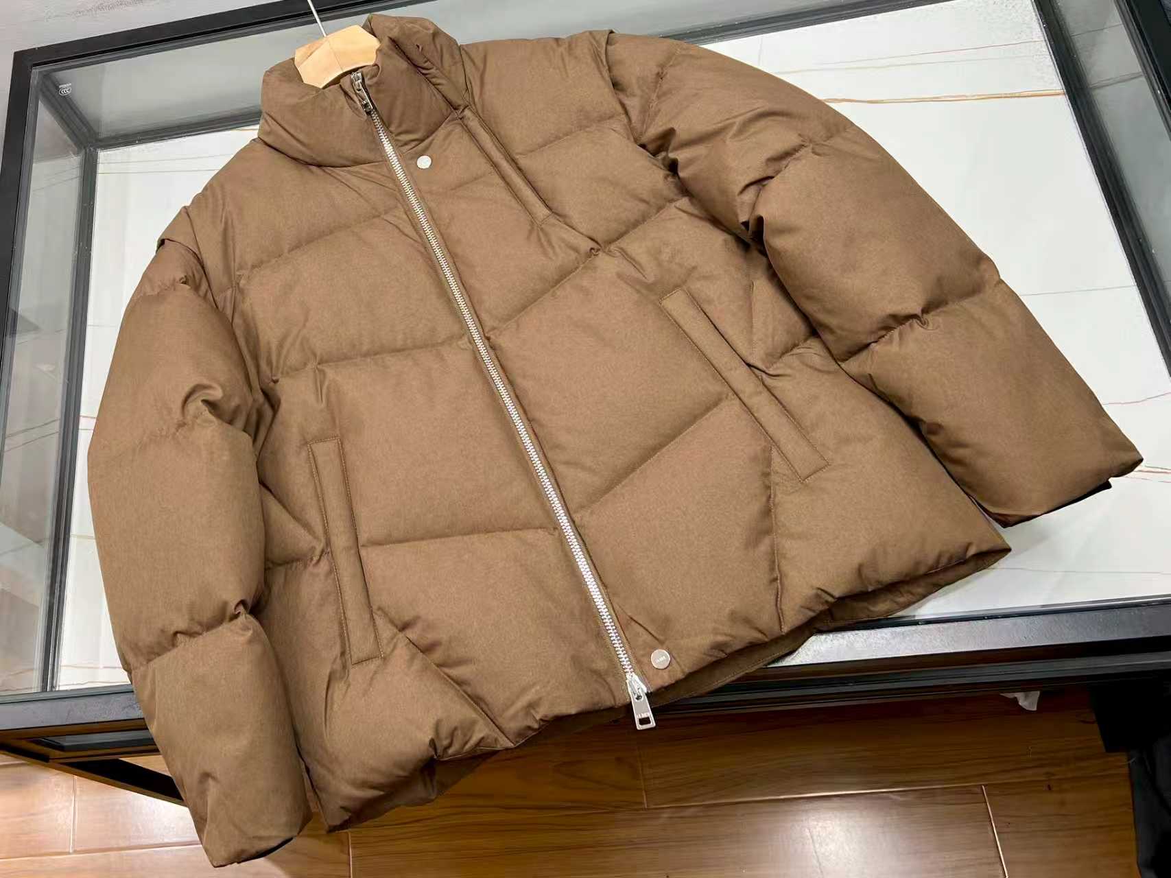 NO:638829,-25SS——The year's laminated craft down jackets have become the focus of the trend with the 'large and micro-label' design, taking into account both functionality and fashion sense. This type of down jacket mostly uses seamless gluing technology, and uses a compartment-type locking down structure to ensure the even distribution of 90 high-purity down, effectively preventing velvet running and improving thermal efficiency. The fabrics are generally upgraded to water-repellent polyester fiber with anti-static treatment.  It is easy to care for and adapts to changing weather. In terms of design, large logo elements are presented on the chest or sleeves with three-dimensional embroidery or laminated technology, while micro logos are embellished with low-key printing details to meet individual needs. For example, the 90-fleece seamless laminated down jacket launched by Semir has a short version to optimize body proportions, a hooded drawstring and a two-way zipper design to enhance practicality, and you can have a professional-level warmth experience at a price of 100 yuan.  Three colors 48-56 available for sale now, Fendi-clothing, fendi, down jacket, hats, alexander wang19860909-25SS———年压胶工艺羽绒服以“大标微标”设计成为潮流焦点,兼顾功能性与时尚感.此类羽绒服多采用无缝压胶技术,通过分仓式锁绒结构确保90高纯度绒子均匀分布,有效防止跑绒钻绒,同时提升保暖效率.面料普遍升级为防泼水聚酯纤维,搭配抗静电处理,日常打理便捷且适应多变天气.设计上,大标元素以立体刺绣或压胶工艺呈现于胸前或袖部,微标则以低调印花点缀细节,满足个性化需求.例如森马推出的90绒无缝压胶羽绒服,短款版型优化身材比例,连帽抽绳与双向拉链设计增强实用性,百元价位即可拥有专业级保暖体验. 现货发售三色48-56,芬迪-服装,fendi,down jacket,hats,alexander wang,Women's clothing