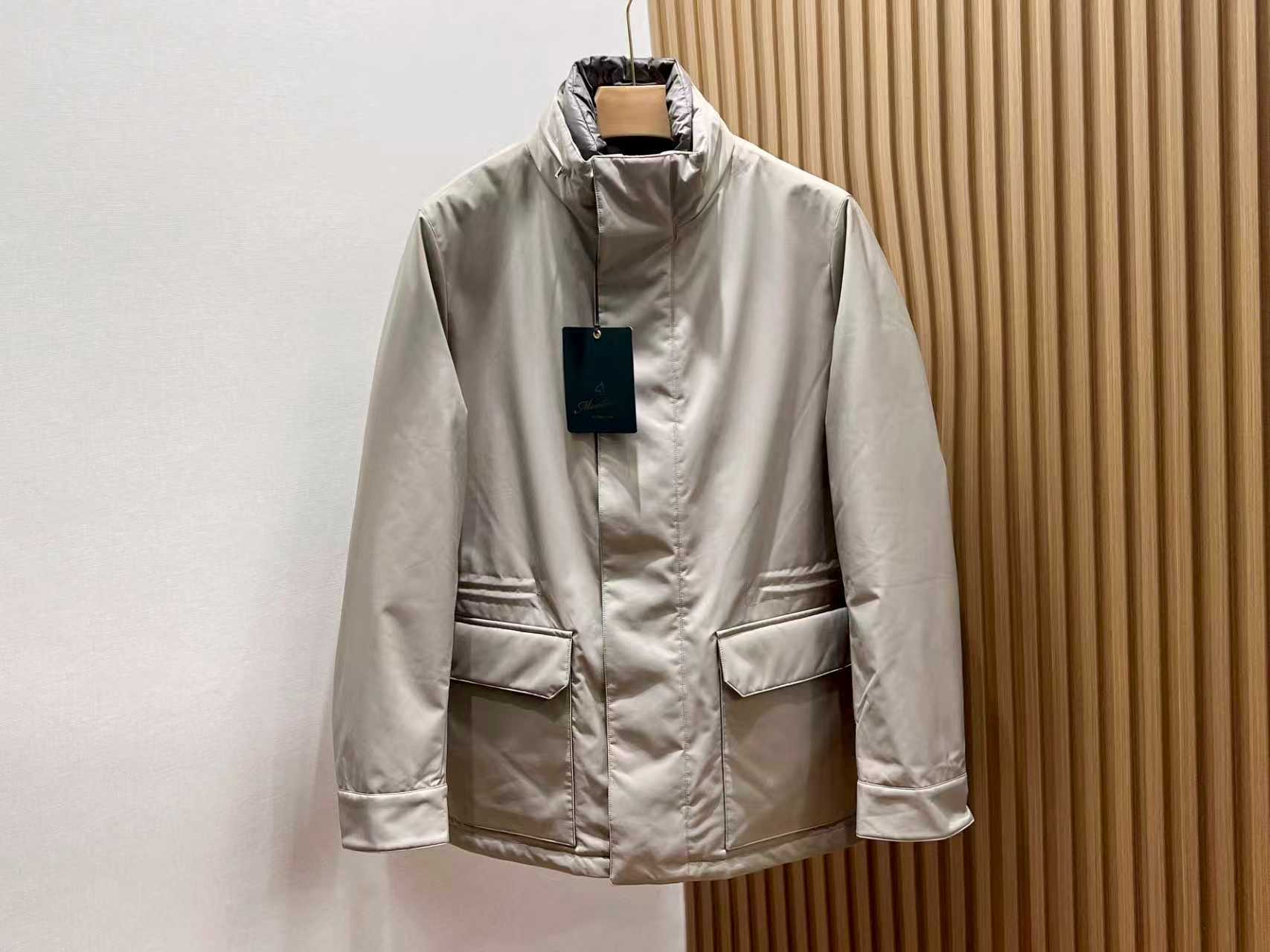 NO:638824,——Genuine montecore sells Teijin 79PL21PU fabric, which enjoys a high reputation in the textile industry for its high quality and advanced technology. This polyester fiber fabric is the crystallization of modern technology and innovation, providing excellent performance and diverse applications. Excellent quality Teijin fabric uses the highest quality polyester fiber and uses advanced production processes to ensure that the fabric has excellent strength and durability. The characteristics of polyester fiber give it good wrinkle resistance and excellent color fastness, ensuring that the fabric will last for a long time.  Beautiful and functional. Light and comfortable. The fabric is light and soft, comfortable to wear and easy to care for. Its excellent breathability and moisture wicking function make it suitable for various climate conditions, providing all-weather comfort. The fabric is not easy to shrink, ensuring that the shape of the garment is stable after multiple washings. Durable and functional  The high strength and wear resistance of polyester fiber make Teijin fabrics very suitable for making clothing and products that require high strength and durability. Whether it is sportswear, outdoor equipment, or daily wear clothing, Teijin fabrics can withstand harsh usage conditions. Environmental protection and sustainability Teijin focuses on environmental protection and sustainable development. The recyclability of polyester fiber makes this fabric more environmentally friendly during production and use. Teijin is constantly committed to reducing environmental impact and adopting environmentally friendly processes and technologies to ensure the environmental performance of products throughout their life cycle.  Diversified design Teijin fabrics not only perform well in performance, but are also diverse in design. Advanced dyeing technology and pattern design make the fabrics rich in color and delicate in texture, meeting the needs and aesthetic preferences of different consumers. Whether it is a simple solid color design or a complex pattern, Teijin fabrics can perfectly present it. Available in stock apricot, men's clothing, alexander wang19860909———正品montecore代售帝人79PL21PU面料,以其高品质和先进的技术在纺织界享有盛誉.这款聚酯纤维面料,是现代科技与创新的结晶,提供了优异的性能和多样的应用. 卓越品质 帝人面料采用最优质的聚酯纤维,通过先进的生产工艺,确保面料具有出色的强度和耐用性.聚酯纤维的特性使其具备了良好的抗皱性能和出色的色牢度,保证了面料在长时间使用中的 美观和功能. 轻便与舒适 面料轻便且柔软,穿着舒适且易于护理.其优异的透气性和吸湿排汗功能,使其适用于各种气候条件,提供全天候的舒适体验.面料不易缩水,确保了服装在多次洗涤后的形状稳定. 耐用与功能性 聚酯纤维的高强度和耐磨性,使帝人面料非常适合于制作需要高强度和耐用性的服装和产品.无论是运动服、户外装备,还是日常穿着的衣物,帝人面料都能经受住严苛的使用条件. 环保与可持续 帝人注重环保和可持续发展.聚酯纤维的可回收性使得这种面料在生产和使用过程中更加环保.帝人不断致力于减少环境影响,采用环保工艺和技术,确保产品在整个生命周期中的环保性能. 多样化设计 帝人面料不仅在性能上表现出色,在设计上也具有多样性.先进的染色技术和图案设计,使得面料色彩丰富、质感细腻,满足了不同消费者的需求和审美偏好.无论是简约的纯色设计,还是复杂的花纹图案,帝人面料都能完美呈现. 现货发售杏色,男装,alexander wang,Women's clothing