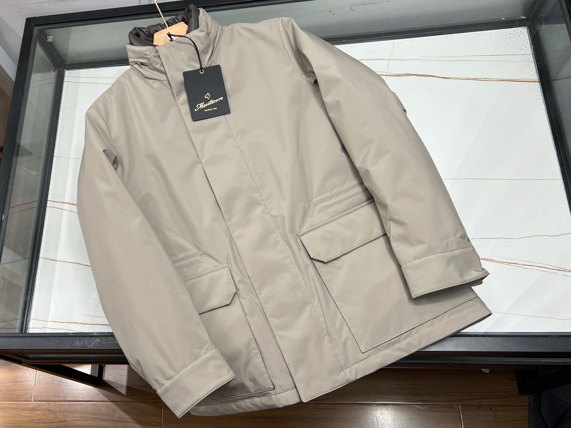 NO:638825,——Genuine montecore sells Teijin 79PL21PU fabric, which enjoys a high reputation in the textile industry for its high quality and advanced technology. This polyester fiber fabric is the crystallization of modern technology and innovation, providing excellent performance and diverse applications. Excellent quality Teijin fabric uses the highest quality polyester fiber and uses advanced production processes to ensure that the fabric has excellent strength and durability. The characteristics of polyester fiber give it good wrinkle resistance and excellent color fastness, ensuring that the fabric will last for a long time.  Beautiful and functional. Light and comfortable. The fabric is light and soft, comfortable to wear and easy to care for. Its excellent breathability and moisture wicking function make it suitable for various climate conditions, providing all-weather comfort. The fabric is not easy to shrink, ensuring that the shape of the garment is stable after multiple washings. Durable and functional  The high strength and wear resistance of polyester fiber make Teijin fabrics very suitable for making clothing and products that require high strength and durability. Whether it is sportswear, outdoor equipment, or daily wear clothing, Teijin fabrics can withstand harsh usage conditions. Environmental protection and sustainability Teijin focuses on environmental protection and sustainable development. The recyclability of polyester fiber makes this fabric more environmentally friendly during production and use. Teijin is constantly committed to reducing environmental impact and adopting environmentally friendly processes and technologies to ensure the environmental performance of products throughout their life cycle.  Diversified design Teijin fabrics not only perform well in performance, but are also diverse in design. Advanced dyeing technology and pattern design make the fabrics rich in color and delicate in texture, meeting the needs and aesthetic preferences of different consumers. Whether it is a simple solid color design or a complex pattern, Teijin fabrics can be perfectly presented. Available in stock Black 48-50-52-54, men's clothing,  19860909———正品montecore代售帝人79PL21PU面料,以其高品质和先进的技术在纺织界享有盛誉.这款聚酯纤维面料,是现代科技与创新的结晶,提供了优异的性能和多样的应用. 卓越品质 帝人面料采用最优质的聚酯纤维,通过先进的生产工艺,确保面料具有出色的强度和耐用性.聚酯纤维的特性使其具备了良好的抗皱性能和出色的色牢度,保证了面料在长时间使用中的 美观和功能. 轻便与舒适 面料轻便且柔软,穿着舒适且易于护理.其优异的透气性和吸湿排汗功能,使其适用于各种气候条件,提供全天候的舒适体验.面料不易缩水,确保了服装在多次洗涤后的形状稳定. 耐用与功能性 聚酯纤维的高强度和耐磨性,使帝人面料非常适合于制作需要高强度和耐用性的服装和产品.无论是运动服、户外装备,还是日常穿着的衣物,帝人面料都能经受住严苛的使用条件. 环保与可持续 帝人注重环保和可持续发展.聚酯纤维的可回收性使得这种面料在生产和使用过程中更加环保.帝人不断致力于减少环境影响,采用环保工艺和技术,确保产品在整个生命周期中的环保性能. 多样化设计 帝人面料不仅在性能上表现出色,在设计上也具有多样性.先进的染色技术和图案设计,使得面料色彩丰富、质感细腻,满足了不同消费者的需求和审美偏好.无论是简约的纯色设计,还是复杂的花纹图案,帝人面料都能完美呈现. 现货发售黑色48-50-52-54,男装, ,Women's clothing