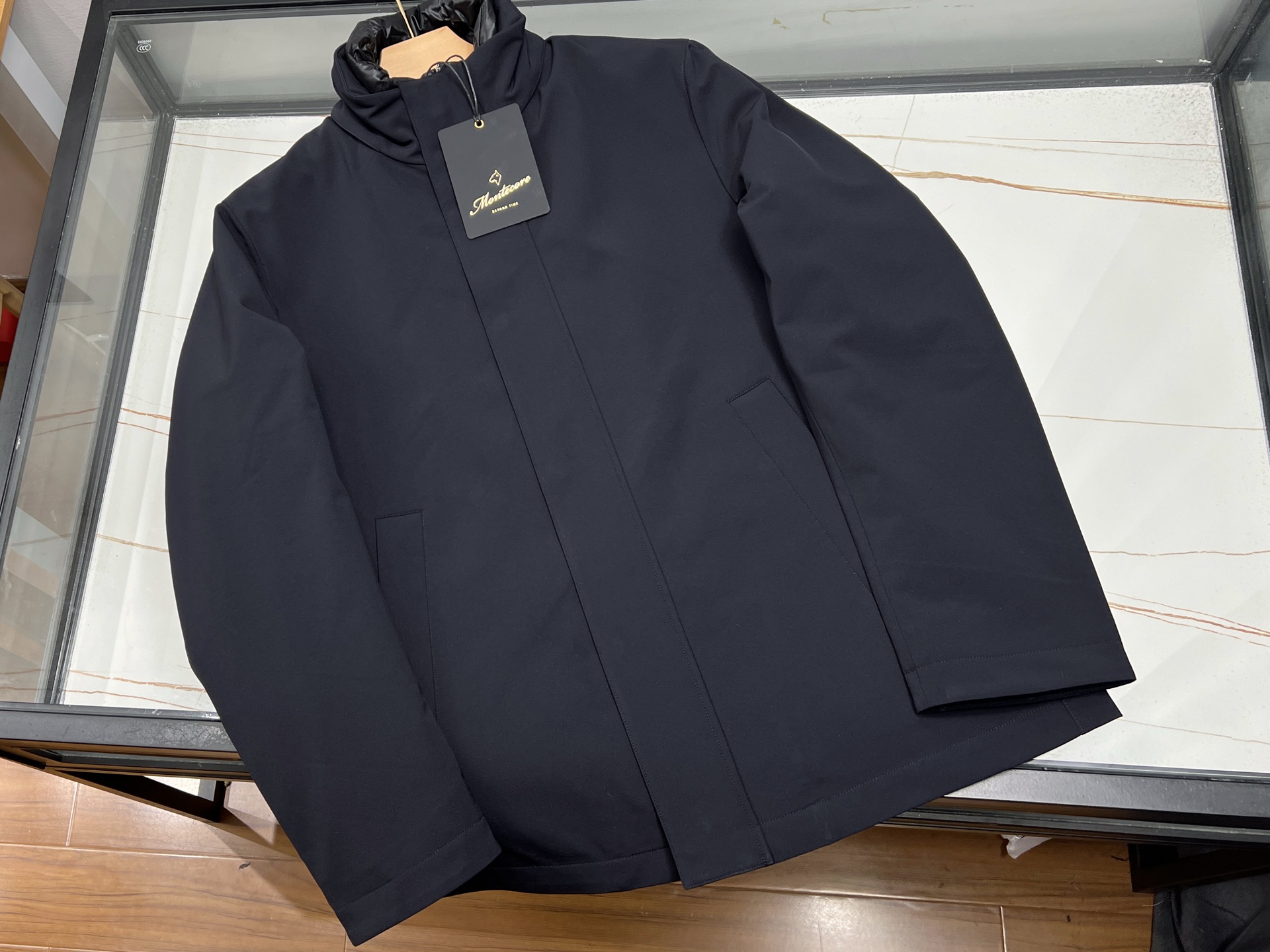 NO:638948,——Genuine montecore sells Teijin 79PL21PU fabric, which enjoys a high reputation in the textile industry for its high quality and advanced technology. This polyester fiber fabric is the crystallization of modern technology and innovation, providing excellent performance and diverse applications. Excellent quality Teijin fabric uses the highest quality polyester fiber and uses advanced production processes to ensure that the fabric has excellent strength and durability. The characteristics of polyester fiber give it good wrinkle resistance and excellent color fastness, ensuring that the fabric will last for a long time.  Beautiful and functional. Light and comfortable. The fabric is light and soft, comfortable to wear and easy to care for. Its excellent breathability and moisture wicking function make it suitable for various climate conditions, providing all-weather comfort. The fabric is not easy to shrink, ensuring that the shape of the garment is stable after multiple washings. Durable and functional  The high strength and wear resistance of polyester fiber make Teijin fabrics very suitable for making clothing and products that require high strength and durability. Whether it is sportswear, outdoor equipment, or daily wear clothing, Teijin fabrics can withstand harsh usage conditions. Environmental protection and sustainability Teijin focuses on environmental protection and sustainable development. The recyclability of polyester fiber makes this fabric more environmentally friendly during production and use. Teijin is constantly committed to reducing environmental impact and adopting environmentally friendly processes and technologies to ensure the environmental performance of products throughout their life cycle.  Diversified design Teijin fabrics not only perform well in performance, but are also diverse in design. Advanced dyeing technology and pattern design make the fabrics rich in color and delicate in texture, meeting the needs and aesthetic preferences of different consumers. Whether it is a simple solid color design or a complex pattern, Teijin fabrics can be perfectly presented. Available in stock Black 48-50-52-54, men's clothing, alexander wang19860909———正品montecore代售帝人79PL21PU面料,以其高品质和先进的技术在纺织界享有盛誉.这款聚酯纤维面料,是现代科技与创新的结晶,提供了优异的性能和多样的应用. 卓越品质 帝人面料采用最优质的聚酯纤维,通过先进的生产工艺,确保面料具有出色的强度和耐用性.聚酯纤维的特性使其具备了良好的抗皱性能和出色的色牢度,保证了面料在长时间使用中的 美观和功能. 轻便与舒适 面料轻便且柔软,穿着舒适且易于护理.其优异的透气性和吸湿排汗功能,使其适用于各种气候条件,提供全天候的舒适体验.面料不易缩水,确保了服装在多次洗涤后的形状稳定. 耐用与功能性 聚酯纤维的高强度和耐磨性,使帝人面料非常适合于制作需要高强度和耐用性的服装和产品.无论是运动服、户外装备,还是日常穿着的衣物,帝人面料都能经受住严苛的使用条件. 环保与可持续 帝人注重环保和可持续发展.聚酯纤维的可回收性使得这种面料在生产和使用过程中更加环保.帝人不断致力于减少环境影响,采用环保工艺和技术,确保产品在整个生命周期中的环保性能. 多样化设计 帝人面料不仅在性能上表现出色,在设计上也具有多样性.先进的染色技术和图案设计,使得面料色彩丰富、质感细腻,满足了不同消费者的需求和审美偏好.无论是简约的纯色设计,还是复杂的花纹图案,帝人面料都能完美呈现. 现货发售黑色48-50-52-54,男装,alexander wang,Women's clothing