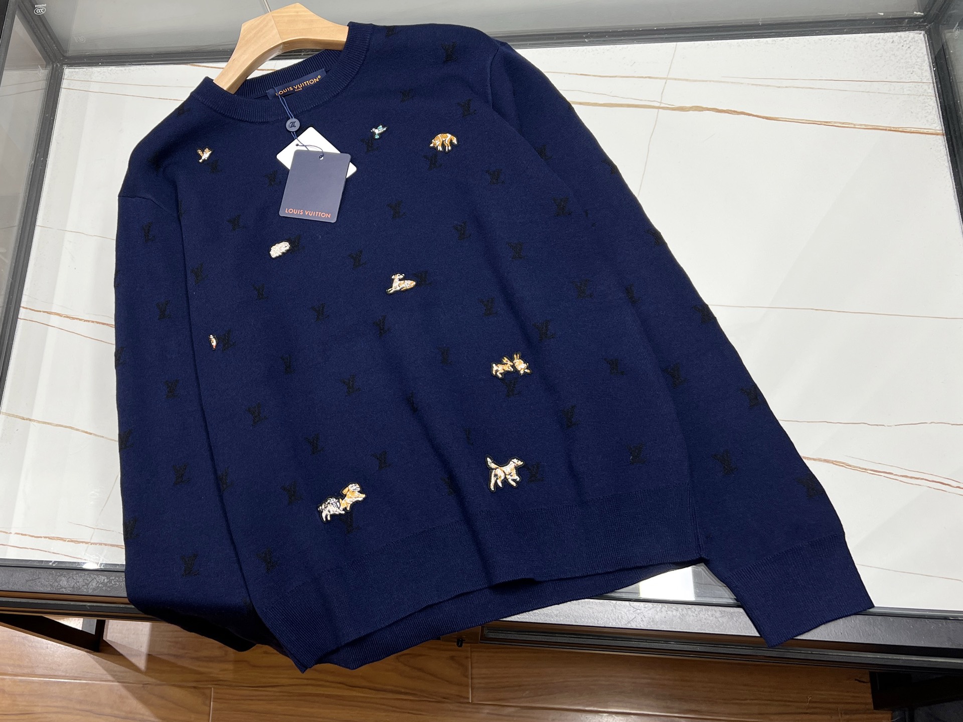 NO:638944,-25SS——Embroidered knitted letter sweater, a gentle poem in autumn  When the autumn breeze blows, there is always a need for a single item in the wardrobe that can wrap up warmth and style - embroidered knitted letter sweater, which is the perfect answer for this season. Time is woven with fine stitches, and every strand of yarn is entangled with tenderness and delicacy, as if the whispers of autumn are sewn into the skirt. The three-dimensional cable texture flows in the light and shadow, and collides with the letter embroidery to create a dual temperament of literature and modernity, which is both poetic and free of urban women.  Fitted tailoring outlines the slender arm lines, slightly gathered cuffs fit the wrists, and a unique collar style, exposing the neck skin just right, making it slim and casual. The high-quality mohair blended material has a slightly plush sheen. Available now in blue S-M-L-19860909-25SS———刺绣针织字母毛衣秋日里的温柔诗篇 当秋风轻拂,衣橱里总需要一件能包裹温暖与风格的单品——刺绣针织字母毛衣,便是这个季节的满分答案.以细密针脚织就时光,每一缕纱线都缠绕着温柔与细腻,仿佛将秋日的私语缝进衣襟.立体绞花纹理在光影中流转,与字母刺绣碰撞出文艺与摩登的双重气质,既似落叶纷飞的诗意,又带着都市女性的洒脱. 合身剪裁勾勒出纤长手臂线条,微收袖口贴合腕间,搭配别致领型,恰到好处地露出颈部肌肤,显瘦又随性.高品质马海毛混纺材质泛起微微绒毛光泽 现货发售蓝色S-M-L- XL,路易威登-服装,louis vuitton,sweaters,alexander wang,Women's clothing