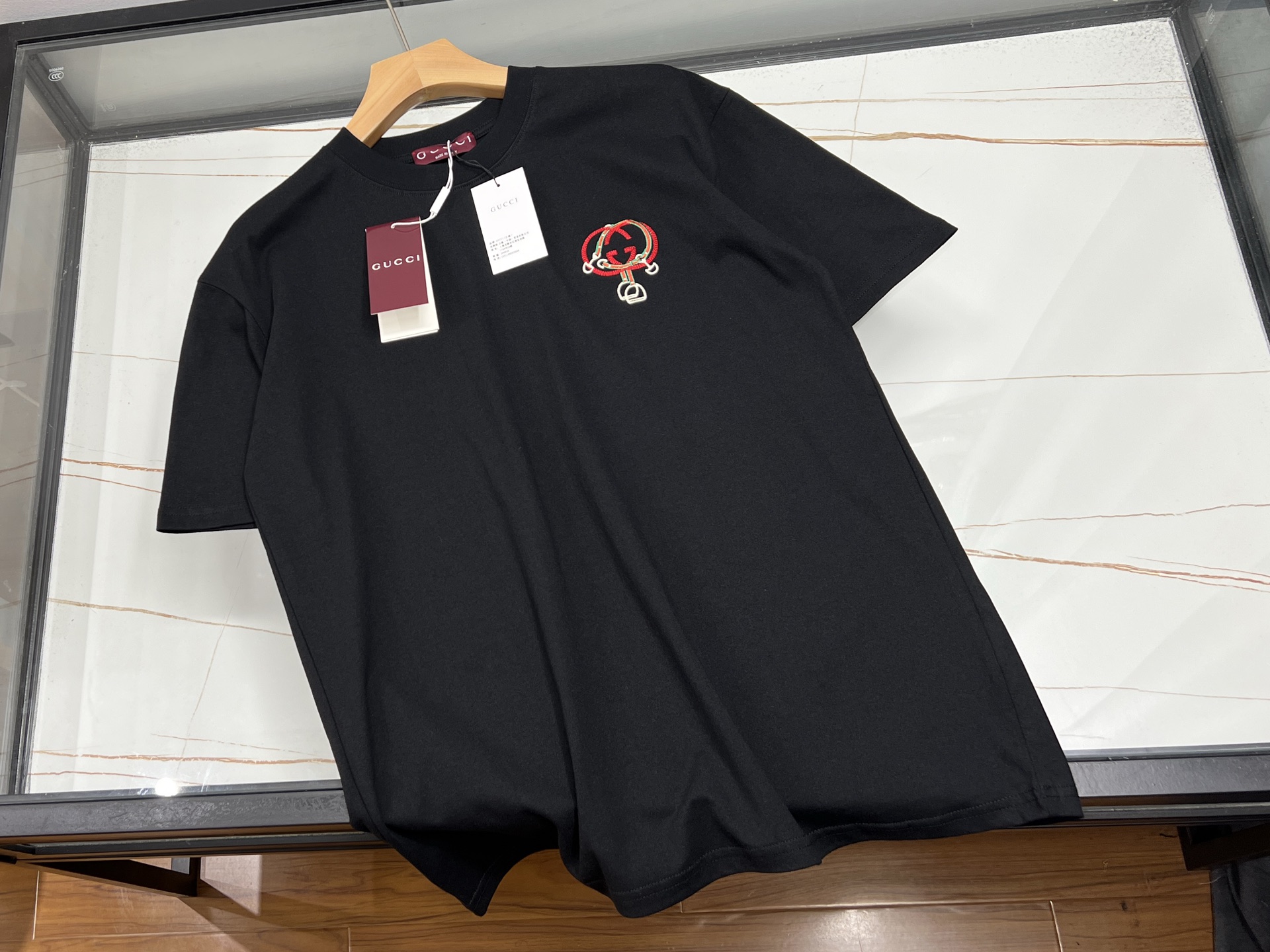 NO:660899,-26SS————In 2026, embroidered short-sleeves show a multi-innovation trend, deeply integrating traditional craftsmanship with modern design. In terms of pattern design, layered collage has become a highlight, such as the clever superposition of folk totems and abstract geometric figures to create a story-rich visual effect; artistic vine elements are also widely used, with winding lines growing freely on the clothing, creating a creative atmosphere.  Create a natural and lively atmosphere. In terms of embroidery technology, Jiahe's custom-developed hand-embroidery washing process makes embroidered short-sleeves more adaptable to modern life. In terms of style, there are new Chinese-style Hunan embroidery short-sleeves, which use delicate line drawing to outline the artistic conception and show oriental charm;  Ready to ship red/black/white S-XL, Gucci-clothing, gucci, miumiu, T-shirt,  19860909-26SS———2026年刺绣短袖呈现出多元创新趋势,将传统工艺与现代设计深度融合.在图案设计上,层次拼贴成为亮点,如将民俗图腾与抽象几何图形巧妙叠加,创造出富有故事性的视觉效果；艺术藤蔓元素也被广泛应用,蜿蜒的线条在服装上自由生长,营造出自然灵动的氛围.刺绣工艺上,迦禾定制研发的手工刺绣洗涤工艺,让刺绣短袖更适应现代生活.在风格上,既有新中式湘绣短袖,以细腻线描勾勒意境,展现东方韵味；也有Miu系短袖,通过不对称剪裁、独特印花,融合甜美与酷感,满足不同场合穿搭需求. 现货发货红色/黑色/白色S-XL,古驰-服装,gucci,miumiu,T-shirt, ,Women's clothing