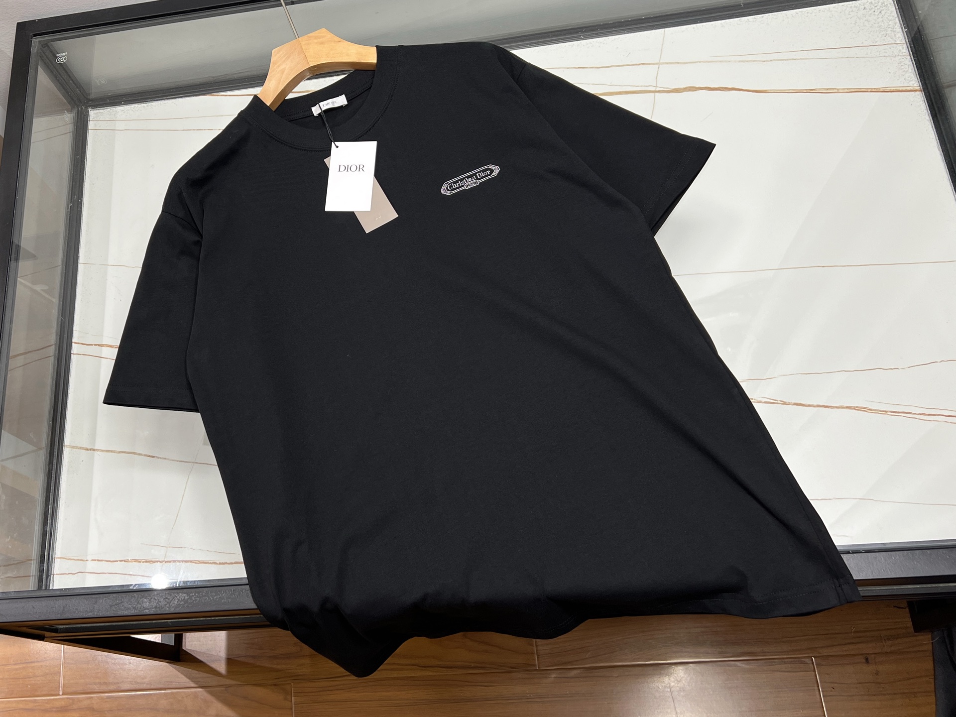 NO:660878,-26SS————In 2026, embroidered short-sleeves show a multi-innovation trend, deeply integrating traditional craftsmanship with modern design. In terms of pattern design, layered collage has become a highlight, such as the clever superposition of folk totems and abstract geometric figures to create a story-rich visual effect; artistic vine elements are also widely used, with winding lines growing freely on the clothing, creating a creative atmosphere.  Create a natural and lively atmosphere. In terms of embroidery technology, Jiahe's custom-developed hand-embroidery washing process makes embroidered short-sleeves more adaptable to modern life. In terms of style, there are new Chinese-style Hunan embroidery short-sleeves, which use delicate line drawing to outline the artistic conception and show oriental charm;  Ready to ship black/green/white S-XL, Dior-clothing, dior, miumiu, T-shirt,  19860909-26SS———2026年刺绣短袖呈现出多元创新趋势,将传统工艺与现代设计深度融合.在图案设计上,层次拼贴成为亮点,如将民俗图腾与抽象几何图形巧妙叠加,创造出富有故事性的视觉效果；艺术藤蔓元素也被广泛应用,蜿蜒的线条在服装上自由生长,营造出自然灵动的氛围.刺绣工艺上,迦禾定制研发的手工刺绣洗涤工艺,让刺绣短袖更适应现代生活.在风格上,既有新中式湘绣短袖,以细腻线描勾勒意境,展现东方韵味；也有Miu系短袖,通过不对称剪裁、独特印花,融合甜美与酷感,满足不同场合穿搭需求. 现货发货黑色/绿色/白色S-XL,迪奥-服装,dior,miumiu,T-shirt, ,Women's clothing