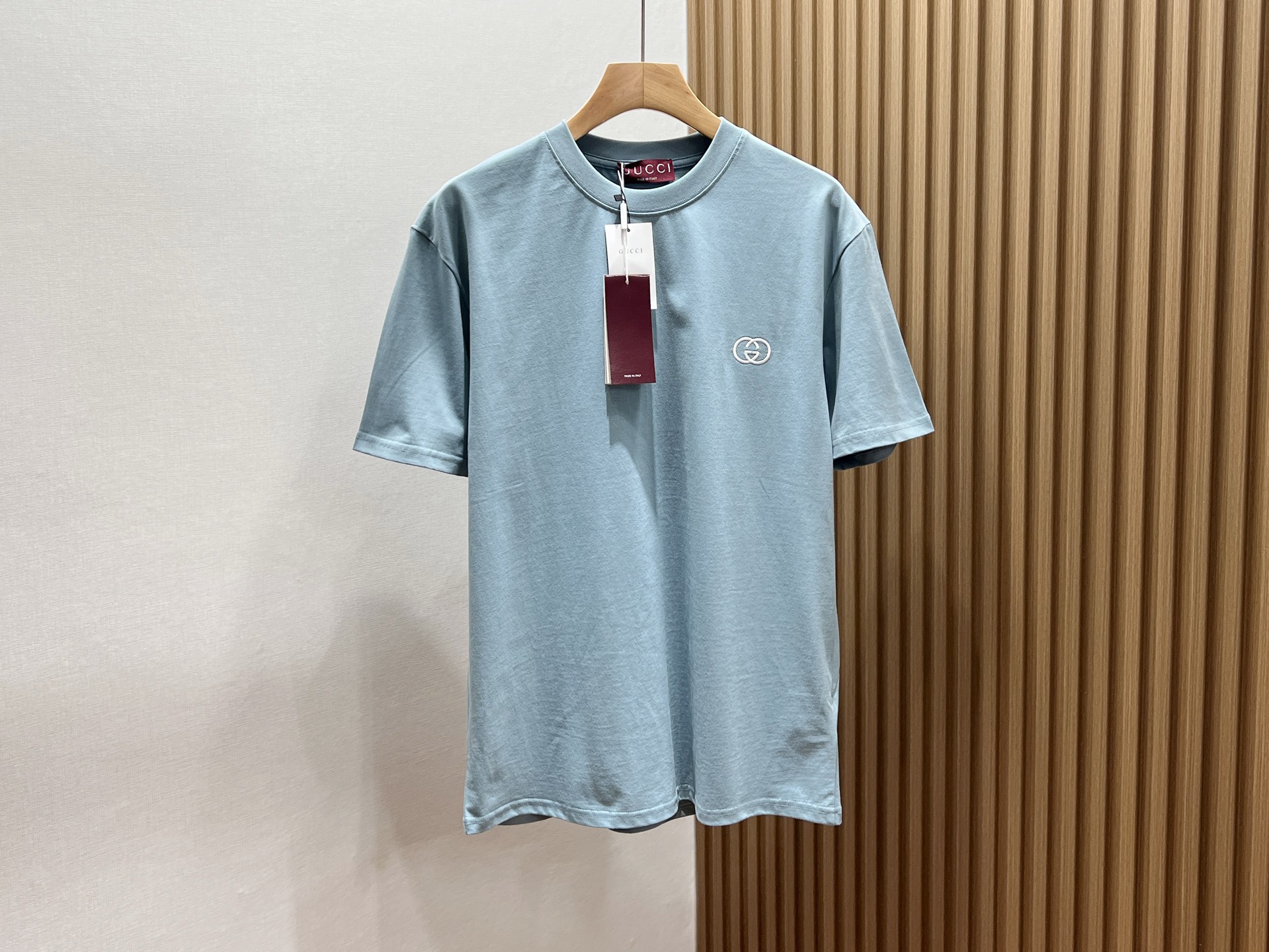 NO:660875,-26SS————In 2026, embroidered short-sleeves show a multi-innovation trend, deeply integrating traditional craftsmanship with modern design. In terms of pattern design, layered collage has become a highlight, such as the clever superposition of folk totems and abstract geometric figures to create a story-rich visual effect; artistic vine elements are also widely used, with winding lines growing freely on the clothing, creating a creative atmosphere.  Create a natural and lively atmosphere. In terms of embroidery technology, Jiahe's custom-developed hand-embroidery washing process makes embroidered short-sleeves more adaptable to modern life. In terms of style, there are new Chinese-style Hunan embroidery short-sleeves, which use delicate line drawing to outline the artistic conception and show oriental charm;  Ready to ship blue/royal blue S-XL, Gucci-clothing, gucci, miumiu, T-shirt,  19860909-26SS———2026年刺绣短袖呈现出多元创新趋势,将传统工艺与现代设计深度融合.在图案设计上,层次拼贴成为亮点,如将民俗图腾与抽象几何图形巧妙叠加,创造出富有故事性的视觉效果；艺术藤蔓元素也被广泛应用,蜿蜒的线条在服装上自由生长,营造出自然灵动的氛围.刺绣工艺上,迦禾定制研发的手工刺绣洗涤工艺,让刺绣短袖更适应现代生活.在风格上,既有新中式湘绣短袖,以细腻线描勾勒意境,展现东方韵味；也有Miu系短袖,通过不对称剪裁、独特印花,融合甜美与酷感,满足不同场合穿搭需求. 现货发货蓝色/宝蓝色S-XL,古驰-服装,gucci,miumiu,T-shirt, ,Women's clothing