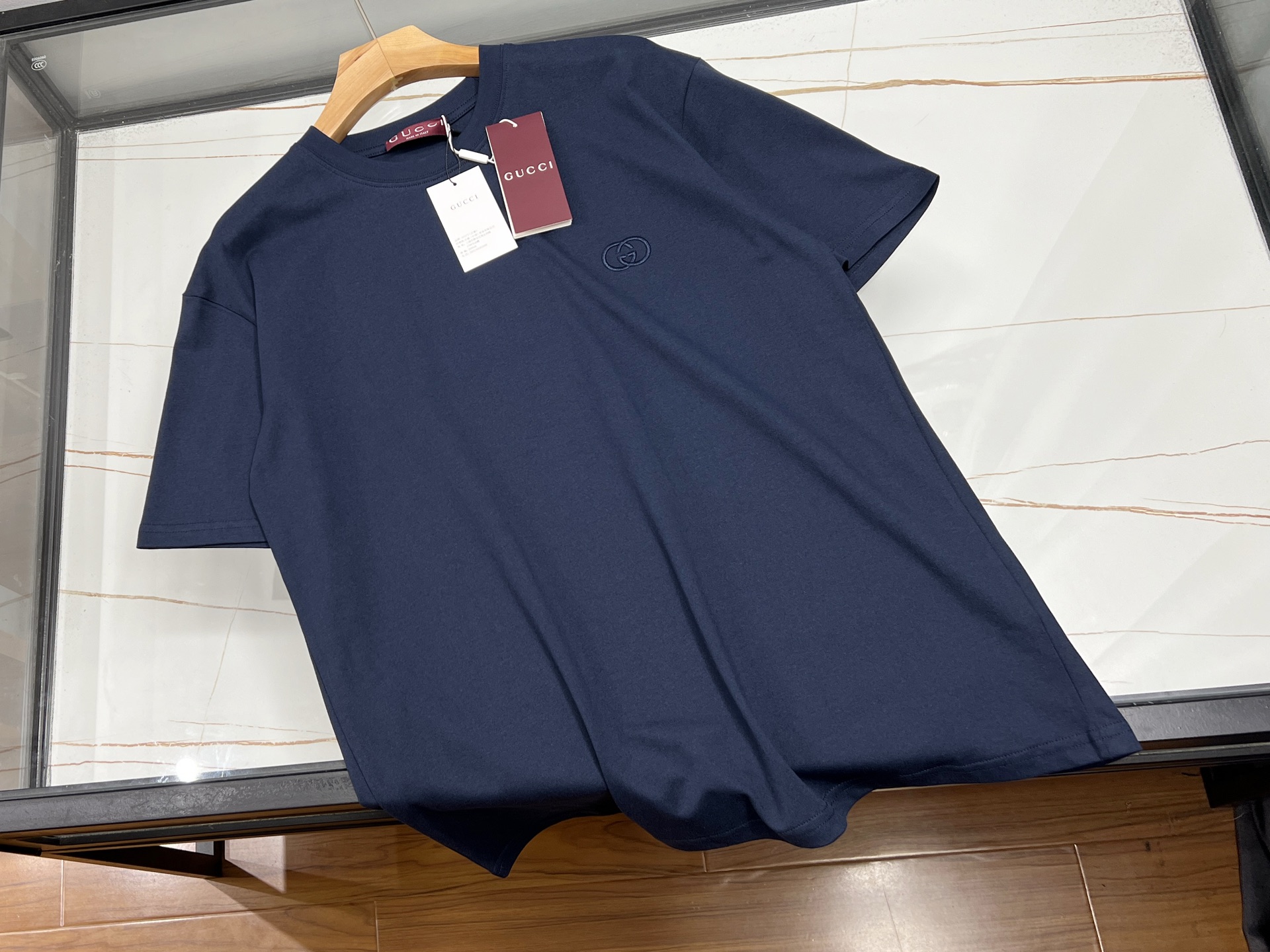 NO:676947,-26SS————In 2026, embroidered short-sleeves show a multi-innovation trend, deeply integrating traditional craftsmanship with modern design. In terms of pattern design, layered collage has become a highlight, such as the clever superposition of folk totems and abstract geometric figures to create a story-rich visual effect; artistic vine elements are also widely used, with winding lines growing freely on the clothing, creating a creative atmosphere.  Create a natural and lively atmosphere. In terms of embroidery technology, Jiahe's custom-developed hand-embroidery washing process makes embroidered short-sleeves more adaptable to modern life. In terms of style, there are new Chinese-style Hunan embroidery short-sleeves, which use delicate line drawing to outline the artistic conception and show oriental charm;  Ready-made blue/royal blue S-XL, Gucci-clothing, gucci, miumiu, T-shirt,19860909-26SS———2026年刺绣短袖呈现出多元创新趋势,将传统工艺与现代设计深度融合.在图案设计上,层次拼贴成为亮点,如将民俗图腾与抽象几何图形巧妙叠加,创造出富有故事性的视觉效果；艺术藤蔓元素也被广泛应用,蜿蜒的线条在服装上自由生长,营造出自然灵动的氛围.刺绣工艺上,迦禾定制研发的手工刺绣洗涤工艺,让刺绣短袖更适应现代生活.在风格上,既有新中式湘绣短袖,以细腻线描勾勒意境,展现东方韵味；也有Miu系短袖,通过不对称剪裁、独特印花,融合甜美与酷感,满足不同场合穿搭需求. 现货发货蓝色/宝蓝色S-XL,古驰-服装,gucci,miumiu,T-shirt,,Women's clothing