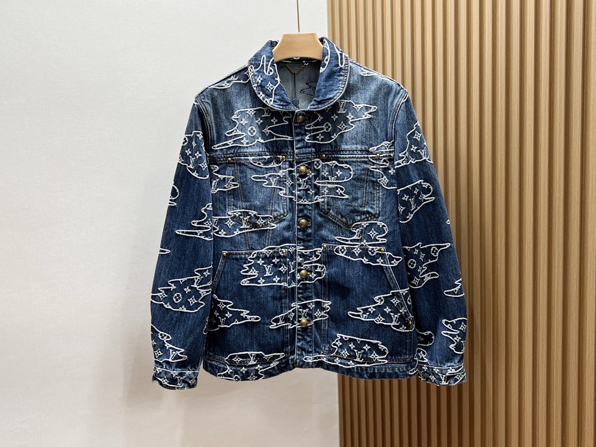 NO:660843,——The perfect collision of fashion and art in the jacquard denim jacket. When tough denim meets soft jacquard, a visual feast about fashion begins. The jacquard denim jacket, with its unique design language, has become the focus of street trends.  The design of jacquard letters all over the body, every word is exquisite, showing extraordinary taste. It is not a simple pile of patterns, but integrates art into it, with every stitch and line being ingenuity, showing a luxurious texture. The fusion of jacquard and denim is like a dialogue between hardness and softness, colliding with wonderful sparks and creating a unique visual effect.  Its loose fit, hidden flesh, and casual chicness seem to create a small world of freedom for the body. The design of the zipper fly allows for a variety of styles, making the overall upper body effect directly fuller. Whether it is paired with a turtleneck bottoming shirt to instantly transform into a mature manly look, or it can be freely combined with jeans, casual pants, shirts, etc., it can generate an exclusive trend code with one click.  The jacquard denim jacket is a must-have item in spring and autumn, allowing you to resist the cold while maintaining a fashionable and stylish look. Wear it, you will be the most beautiful scenery on the street, and easily become the center of attention. Available in stock blue S-XL, Louis Vuitton-clothing, louis vuitton, jeans, jackets & coats, shirts,  19860909———提花牛仔外套时尚与艺术的完美碰撞 当硬朗牛仔邂逅柔美提花,一场关于时尚的视觉盛宴就此开启.提花牛仔外套,以其独特的设计语言,成为街头潮流的焦点. 满身提花字母的设计,字字珠玑,每一处都彰显着不凡品味.它不是简单的图案堆砌,而是将艺术融入其中,一针一线皆匠心,尽显奢华质感.提花与牛仔的融合,如同刚与柔的对话,碰撞出奇妙的火花,打造出独特的视觉效果. 其版型宽松,藏肉又带着随性的潇洒劲儿,仿佛为身体搭建了一个自由的小天地.拉链门襟的设计,更是玩转多样风格,让整体上身效果直接拉满.无论是搭配高领打底衫秒变成熟型男范儿,还是与牛仔裤、休闲裤、衬衫等自由组合,都能一键生成专属潮流密码. 提花牛仔外套,是春秋季的必备单品,让你在抵御凉意的同时,保持时髦精人设不倒.穿上它,你就是街头最靓的风景线,轻松成为焦点. 现货发售蓝色S-XL,路易威登-服装,louis vuitton,jeans,jackets & coats,shirts, ,Women's clothing