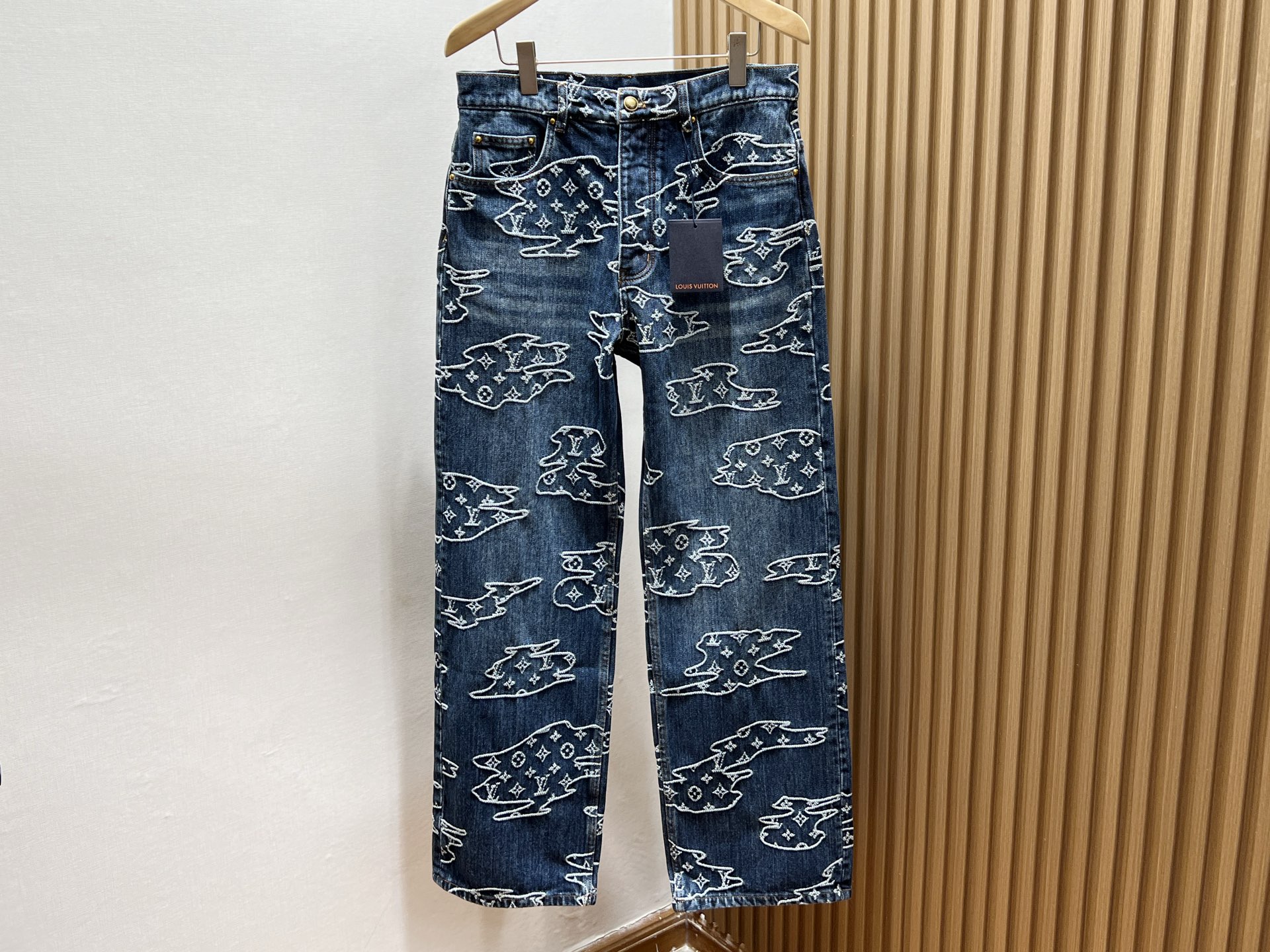 NO:660849,-25SS——Jacquard jeans are a low-key and luxurious fashion statement!  When classic denim blue meets dark pattern jacquard craftsmanship, a pair of pants becomes a walking work of art. Jacquard jeans break the monotony with their unique texture, and the faintly visible patterns under the light are low-key luxury and a silent declaration of personality.  The high-waisted design elongates the proportions of the legs, and the nine-point cut is neat and slim. Whether it is paired with Martin boots for a cool style or a casual look with white shoes, it can be easily controlled. The elastic fabric wraps the free soul, and the washing process carves out the texture of time. From morning jogging cafes to nightclub music festivals, it can provide you with high-energy output in all scenes.  The embroidery on the back pocket hides a hidden trick, revealing exquisite details when you turn around, which is the operation of a real scheming girl; the asymmetrical pocket breaks the convention, and the cool posture of inserting the pocket on one side is already in place. It is not just a pair of pants, but also a secret weapon for you to express yourself - wear spring on your body, letting every step shine with confidence. Available now in blue S-XL, Louis Vuitton-clothing, louis vuitton, boots, jeans,  19860909-25SS———提花牛仔裤低调奢华的时尚宣言！ 当经典牛仔蓝邂逅暗纹提花工艺,一条裤子便成了行走的艺术品.提花牛仔裤以独特肌理打破单调,灯光下若隐若现的纹路,是低调的奢华,更是个性的无声宣言. 高腰设计拉长腿部比例,九分剪裁利落显瘦,无论是搭配马丁靴的酷飒风,还是配小白鞋的休闲感,都能轻松驾驭.弹力面料包裹自由灵魂,水洗工艺雕琢时光质感,从晨跑咖啡馆到夜店音乐节,承包你所有场景的高能输出. 后袋刺绣暗藏小心机,转身时露出精致细节,才是真·心机girl操作；不对称口袋打破常规,单侧插兜耍帅姿势已就位.它不只是一条裤子,更是你表达自我的秘密武器——把春天穿在身上,让每一步都走出自信光芒. 现货发售蓝色S-XL,路易威登-服装,louis vuitton,boots,jeans, ,Women's clothing