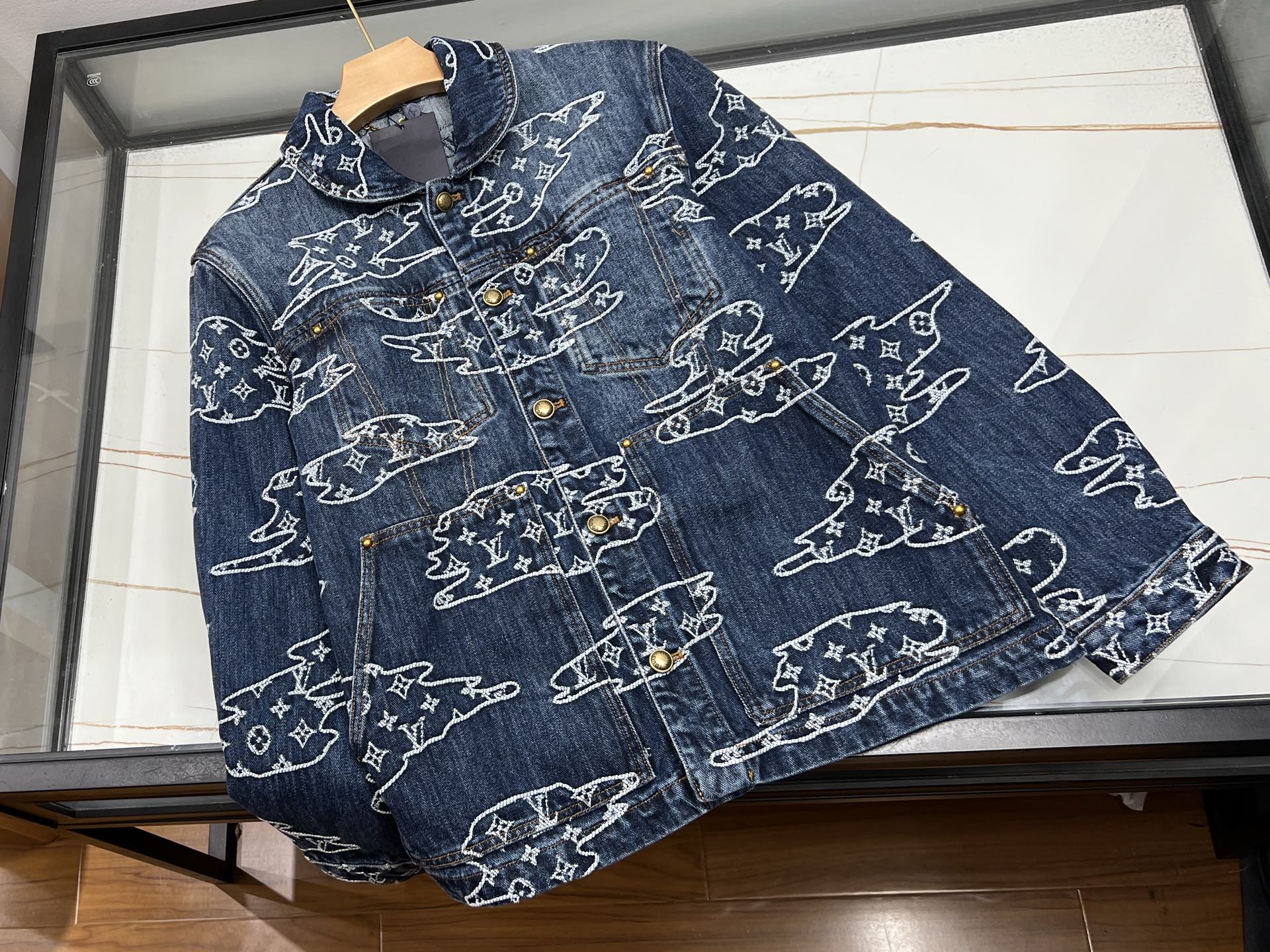 NO:660853,——The perfect collision of fashion and art in the jacquard denim jacket. When tough denim meets soft jacquard, a visual feast about fashion begins. The jacquard denim jacket, with its unique design language, has become the focus of street trends.  The design of jacquard letters all over the body, every word is exquisite, showing extraordinary taste. It is not a simple pile of patterns, but integrates art into it, with every stitch and line being ingenuity, showing a luxurious texture. The fusion of jacquard and denim is like a dialogue between hardness and softness, colliding with wonderful sparks and creating a unique visual effect.  Its loose fit, hidden flesh, and casual chicness seem to create a small world of freedom for the body. The design of the zipper fly allows for a variety of styles, making the overall upper body effect directly fuller. Whether it is paired with a turtleneck bottoming shirt to instantly transform into a mature manly look, or it can be freely combined with jeans, casual pants, shirts, etc., it can generate an exclusive trend code with one click.  The jacquard denim jacket is a must-have item in spring and autumn, allowing you to resist the cold while maintaining a fashionable and stylish look. Wear it, you will be the most beautiful scenery on the street, and easily become the center of attention. Available in stock blue S-XL, Louis Vuitton-clothing, louis vuitton, jeans, jackets & coats, shirts,  19860909———提花牛仔外套时尚与艺术的完美碰撞 当硬朗牛仔邂逅柔美提花,一场关于时尚的视觉盛宴就此开启.提花牛仔外套,以其独特的设计语言,成为街头潮流的焦点. 满身提花字母的设计,字字珠玑,每一处都彰显着不凡品味.它不是简单的图案堆砌,而是将艺术融入其中,一针一线皆匠心,尽显奢华质感.提花与牛仔的融合,如同刚与柔的对话,碰撞出奇妙的火花,打造出独特的视觉效果. 其版型宽松,藏肉又带着随性的潇洒劲儿,仿佛为身体搭建了一个自由的小天地.拉链门襟的设计,更是玩转多样风格,让整体上身效果直接拉满.无论是搭配高领打底衫秒变成熟型男范儿,还是与牛仔裤、休闲裤、衬衫等自由组合,都能一键生成专属潮流密码. 提花牛仔外套,是春秋季的必备单品,让你在抵御凉意的同时,保持时髦精人设不倒.穿上它,你就是街头最靓的风景线,轻松成为焦点. 现货发售蓝色S-XL,路易威登-服装,louis vuitton,jeans,jackets & coats,shirts, ,Women's clothing