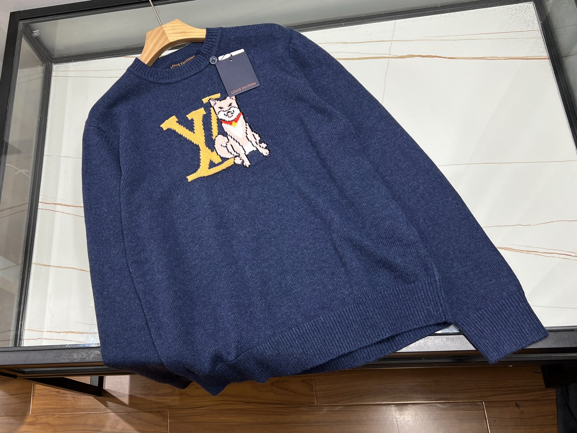 NO:660831,-25SS——Animal knitted woolen sweater for men and women, a duet of warmth and fashion. When delicate wool meets craftsmanship, an animal knitted woolen sweater for men and women is the soul of the autumn and winter wardrobe. Selected Australian merino wool feels like a gentle embrace of clouds.  The double-strand encrypted weaving technology doubles the thickness without looking bloated, and can maintain a chic posture even at minus 5 degrees Celsius. The high-neck design protects the temperature of the neck, and the silhouette tailoring hides the little secrets of the figure. It can be easily controlled whether it is a leisure time for a morning coffee run or an elegant occasion with dinner lights.  Oatmeal, caramel brown, and haze gray are three limited-edition autumn colors. They are like draping the colors of the fallen leaves on the body. Morandi's tonal splicing method adds an artistic touch. The three-dimensional cable texture breaks the monotony, and the side slits quietly lengthen the leg proportions. The careful attention to details makes basic styles look high-end. The iron-free material saves the morning commute. It can be crumpled into a ball and stuffed into the suitcase without wrinkles. It is a magical item for business trip parties.  What's even better is that this cardigan is designed with an oversize silhouette to accommodate various body types, unlocking new ideas for couples' outfits. Available now in blue S-XL, Louis Vuitton-clothing, louis vuitton, versace,  19860909-25SS———动物针织羊毛衫男女同款,温暖与时尚的双重奏当细腻羊毛邂逅匠心工艺,一件男女同款的动物针织羊毛衫,便成了秋冬衣橱的灵魂单品.精选澳洲美利奴羊毛,触感如云朵轻拥,双股加密编织技术让厚度翻倍却不显臃肿,零下五度也能保持潇洒姿态.高领设计护住脖颈温度,廓形剪裁藏起身材小秘密,无论是晨跑咖啡的休闲时光,还是晚宴灯光的优雅场合,都能轻松驾驭. 燕麦色、焦糖棕、雾霾灰,三款秋日限定色,像把落叶季的颜色盘披在身上,莫兰迪色调拼接手法更添艺术气息.立体绞花纹理打破单调,侧边开叉悄悄拉长腿型比例,细节处的小心机,让基础款也能穿出高级感.免熨烫材质拯救通勤早晨,揉成团塞进行李箱也不皱,出差党狂喜的神仙单品. 更妙的是,这件羊毛衫采用oversize轮廓设计,包容各种体型差异,情侣装新思路就此解锁 现货发售蓝色S-XL,路易威登-服装,louis vuitton,versace, ,Women's clothing