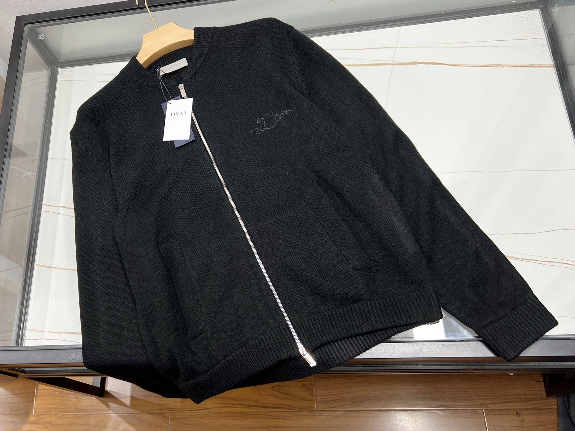 NO:660827,-25SS————Jacquard knitted cardigan brings spring romance to the body. When the first ray of spring breeze blows through the corners of the clothes, the tulip jacquard knitted cardigan becomes the protagonist in the wardrobe. The round neck design perfectly outlines the clavicle line, as if wearing a string of invisible pearl necklaces on the neck, elegance and casual sexiness. The tulip jacquard blooming on the body appears on the shirt with three-dimensional carving technology. Every stitch hides the warmth of the craftsman, allowing romance to flow between the stitches.  The soft and waxy wool-blend fabric wraps around the skin, like being kissed by the warm spring sun. The touch is so gentle that you want to indulge in it. Whether it is worn alone with wide-leg pants, layered with a shirt to create a college style, or worn with a suspender skirt to create a sense of pure lust, it can be easily controlled. It can be buttoned up to resist the cool breeze when going on a date, and left open to create a lazy atmosphere when shopping. A cardigan unlocks N types of styles, and even the passing wind can't help but blow twice.  In stock, water blue S-XL, Dior-clothing, dior, skirts, shirts, necklace,  19860909-25SS————提花针织开衫把春日浪漫穿在身上当第一缕春风拂过衣角,郁金香提花针织开衫便成了衣橱里的主角.圆领设计恰到好处地勾勒出锁骨线条,仿佛为颈部戴上了一串隐形的珍珠项链,优雅中透着不经意的性感.衣身绽放的郁金香提花,以立体雕琢工艺跃然衫上,每一针都藏着匠人的温度,让浪漫在针脚间流淌. 软糯的羊毛混纺面料裹住肌肤,像被春日暖阳轻吻,触感温柔到让人想沉溺其中.无论是单穿搭配阔腿裤,还是叠穿衬衫打造学院风,亦或是内搭吊带裙解锁纯欲感,它都能轻松驾驭.约会时扣紧抵御凉风,逛街时敞开营造慵懒氛围,一件开衫解锁N种风格,连路过的风都忍不住多吹两下. 现货发水蓝色S-XL,迪奥-服装,dior,skirts,shirts,necklace, ,Women's clothing