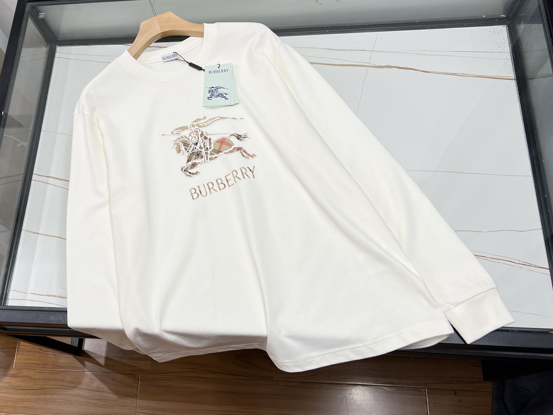 NO:660822,-25SS————The perfect fusion of fashion and quality in embroidered unisex sweatshirt. This embroidered unisex sweatshirt is undoubtedly a treasure in the fashion industry. It breaks gender boundaries and can be easily worn by both men and women. Whether it is a couple's outfit or a girlfriend's outfit, it can show a unique tacit understanding.  The highlight of its design is the exquisite embroidery, with lifelike patterns, smart flowers, or personalized letters, which add artistic flavor to the simple sweatshirt. The fabric is made of high-quality cotton, which is soft and skin-friendly, has good breathability, and is comfortable to wear. The version is loose and stylish, not flattering, and can cleverly modify the body shape.  There are rich color choices, classic black and white are versatile, and vibrant colors highlight your personality. Whether it is daily outings, sports and fitness, or casual gatherings, it is an excellent choice, allowing you to easily become the focus of the crowd, showing your fashion taste and unique charm. Off-white XS-S-M-L, Burberry-clothing, hoodie, sweatshirts,  19860909-25SS———刺绣男女同款卫衣时尚与品质的完美融合 这款刺绣男女同款卫衣,无疑是时尚界的宝藏单品.它打破性别界限,男女皆能轻松驾驭,无论是情侣装还是闺蜜装,都能展现出独特默契. 其设计亮点在于精致刺绣,图案栩栩如生,或灵动花卉,或个性字母,为简约卫衣增添艺术气息.面料选用优质棉料,柔软亲肤,透气性佳,穿着舒适自在.版型宽松有型,不挑身材,能巧妙修饰身形. 颜色选择丰富,经典黑、白百搭不出错,活力彩色则彰显个性.无论是日常出街、运动健身还是休闲聚会,它都是绝佳选择,让你轻松成为人群焦点,尽显时尚品味与独特魅力. 现货发售米白XS-S-M-L,博柏利-服装,hoodie,sweatshirts, ,Women's clothing