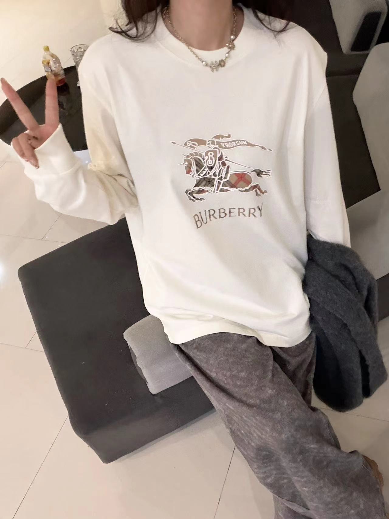 NO:656705,-25SS————The perfect fusion of fashion and quality in embroidered unisex sweatshirt. This embroidered unisex sweatshirt is undoubtedly a treasure in the fashion industry. It breaks gender boundaries and can be easily worn by both men and women. Whether it is a couple's outfit or a girlfriend's outfit, it can show a unique tacit understanding.  The highlight of its design is the exquisite embroidery, with lifelike patterns, smart flowers, or personalized letters, which add artistic flavor to the simple sweatshirt. The fabric is made of high-quality cotton, which is soft and skin-friendly, has good breathability, and is comfortable to wear. The version is loose and stylish, not flattering, and can cleverly modify the body shape.  There are rich color choices, classic black and white are versatile, and vibrant colors highlight your personality. Whether it is daily outings, sports and fitness, or casual gatherings, it is an excellent choice, allowing you to easily become the focus of the crowd, showing your fashion taste and unique charm. Off-white XS-S-M-L, hoodie, sweatshirts, alexander wang are available now.19860909-25SS———刺绣男女同款卫衣时尚与品质的完美融合 这款刺绣男女同款卫衣,无疑是时尚界的宝藏单品.它打破性别界限,男女皆能轻松驾驭,无论是情侣装还是闺蜜装,都能展现出独特默契. 其设计亮点在于精致刺绣,图案栩栩如生,或灵动花卉,或个性字母,为简约卫衣增添艺术气息.面料选用优质棉料,柔软亲肤,透气性佳,穿着舒适自在.版型宽松有型,不挑身材,能巧妙修饰身形. 颜色选择丰富,经典黑、白百搭不出错,活力彩色则彰显个性.无论是日常出街、运动健身还是休闲聚会,它都是绝佳选择,让你轻松成为人群焦点,尽显时尚品味与独特魅力. 现货发售米白XS-S-M-L,,hoodie,sweatshirts,alexander wang,Men's clothing