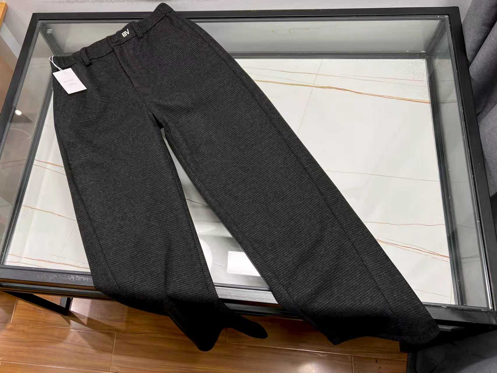 NO:660858,-25SS——The elegance and warmth of high-end wool slacks in winter When the cold wind blows across the street corner, the **Australian imported pure wool slacks** in the closet are redefining the ritual sense of winter wear with a cloud-like soft touch. It is not only an armor to resist the cold, but also a fashion statement for walking - the high waistline design cleverly elongates the proportions, and the wide-leg version hides all the little secrets of the figure. Even in minus ten degrees, you can wear the visual magic of 'two meters long legs'.  **Symbiosis of technology and gentleness** The air-layer fabric is as light as a feather, and the three-second quick-heat black technology allows the legs to automatically turn on the constant temperature mode, saying goodbye to the constraints of bulky long johns. The addition of anti-pilling fibers and invisible elastic ribs makes every step feel as comfortable as the wind. Available in stock in black XS-S-M-L, Bottega Veneta-clothing, bottega veneta,  19860909-25SS———高端羊毛宽松裤冬日里的优雅与温暖 当寒风掠过街角,衣橱里那条**澳洲进口纯羊毛宽松裤**,正以云朵般的绵软触感,重新定义冬日穿搭的仪式感.它不仅是抵御严寒的铠甲,更是行走的时尚宣言——高腰线设计巧妙拉长比例,阔腿版型藏住所有身材小秘密,零下十度也能穿出「腿长两米」的视觉魔法. **科技与温柔的共生**空气层面料轻盈如羽,三秒速热黑科技让双腿自动开启恒温模式,告别臃肿秋裤的束缚.抗起球纤维与隐形弹力筋的加入,让每一次迈步都自在如风, 现货发售黑色XS-S-M-L,葆蝶家-服装,bottega veneta, ,Women's clothing