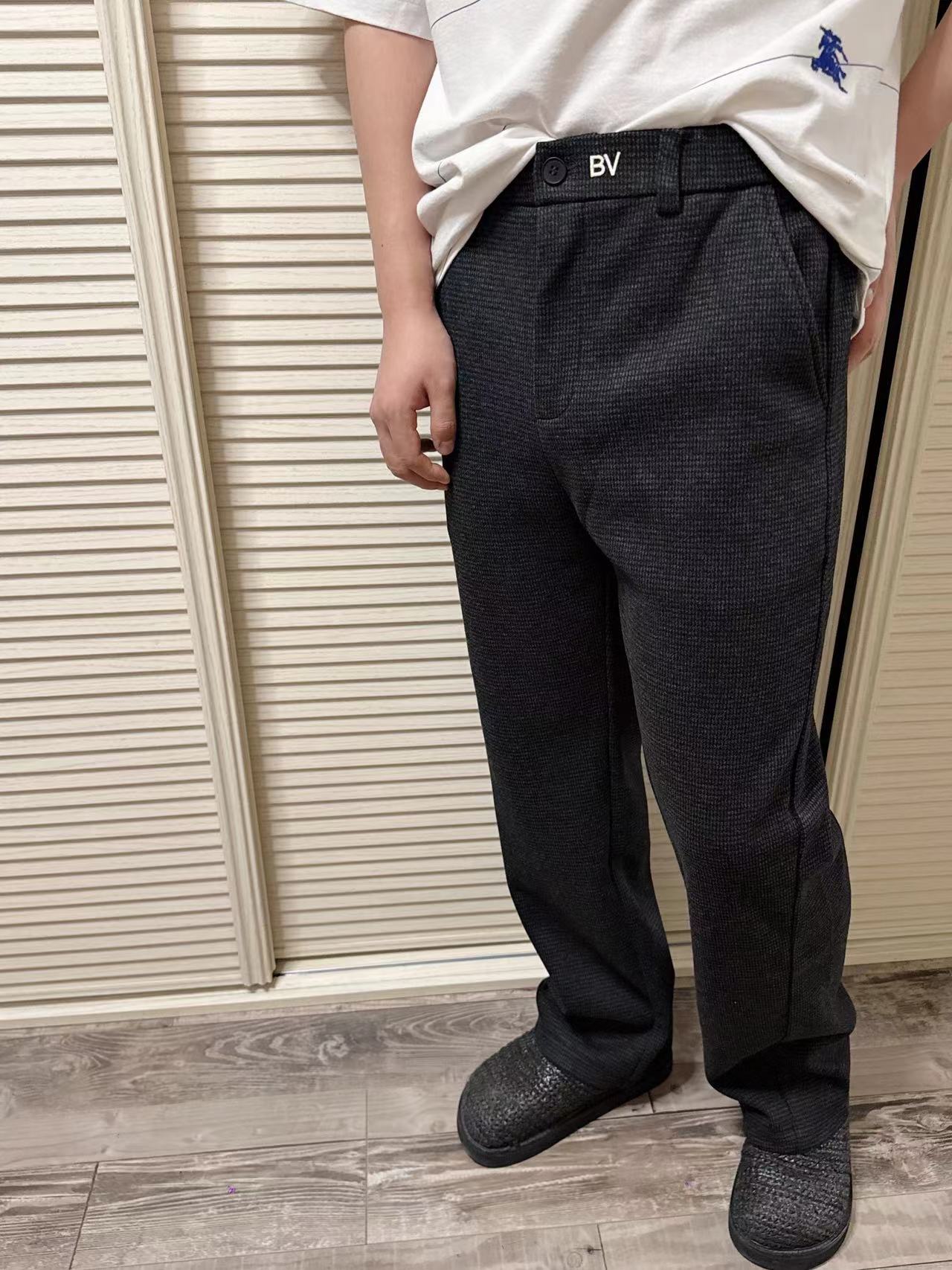 NO:656702,-25SS——The elegance and warmth of high-end wool slacks in winter When the cold wind blows across the street corner, the **Australian imported pure wool slacks** in the closet are redefining the ritual sense of winter wear with a cloud-like soft touch. It is not only an armor to resist the cold, but also a fashion statement for walking - the high waistline design cleverly elongates the proportions, and the wide-leg version hides all the little secrets of the figure. Even in minus ten degrees, you can wear the visual magic of 'two meters long legs'.  **The symbiosis of technology and gentleness** The air layer fabric is as light as a feather, and the three-second quick-heat black technology allows the legs to automatically turn on the constant temperature mode, saying goodbye to the constraints of bulky long johns. The addition of anti-pilling fibers and invisible elastic ribs makes every step feel as comfortable as the wind. Available now in black XS-S-M-L, alexander wang19860909-25SS———高端羊毛宽松裤冬日里的优雅与温暖 当寒风掠过街角,衣橱里那条**澳洲进口纯羊毛宽松裤**,正以云朵般的绵软触感,重新定义冬日穿搭的仪式感.它不仅是抵御严寒的铠甲,更是行走的时尚宣言——高腰线设计巧妙拉长比例,阔腿版型藏住所有身材小秘密,零下十度也能穿出「腿长两米」的视觉魔法. **科技与温柔的共生**空气层面料轻盈如羽,三秒速热黑科技让双腿自动开启恒温模式,告别臃肿秋裤的束缚.抗起球纤维与隐形弹力筋的加入,让每一次迈步都自在如风, 现货发售黑色XS-S-M-L,,alexander wang,Men's clothing