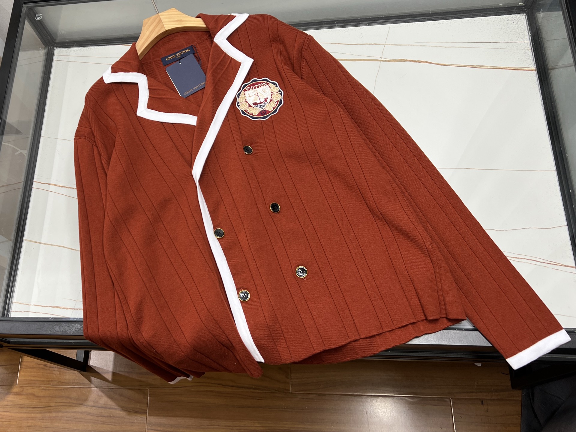 NO:660818,-25SS————The gentle killer of the autumn and winter wardrobe, N possibilities of a knitted cardigan. When the autumn wind carries the coolness passing by the street corner, the soft knitted cardigan in the wardrobe becomes the most intimate presence. It is like a breathing cloud, locking in the body temperature with delicate pitted lines, and with a light posture  The style breaks the heavy shackles of autumn and winter - the low-saturated oatmeal gray comes with advanced filters, and the V-neck design cleverly lengthens the neck line. Wearing it alone is a lazy French style. When layered with a shirt, it instantly switches to a college temperament. Wearing it with suit pants for commuting is smart and neat. Wearing it with wide-leg jeans on weekends has become the chicest scene on the street.  The designer's ingenuity is hidden in every detail. The salty or sweet braid texture hits the diamond plaid, which directly completes the retro college style; the fingerless cutout of the extended cuffs makes typing on the keyboard a sight; the double-sided weaving process creates double warmth and cold air.  Wrap your body tightly when you hit, it feels like you have fallen into a cloud of marshmallows. Not to mention the gray battle suit with a halter neck design, which cleverly exposes the skin and reveals a little sexy. The fat sisters use three-dimensional tailoring to create a paper doll effect, and the petite girls use short styles to easily lengthen their leg lines.  Ready for sale red s-XL, Louis Vuitton-clothing, louis vuitton, jeans, shirts, business suit,  19860909-25SS———秋冬衣橱的温柔杀器一件针织开衫的N种可能当秋风裹挟着凉意掠过街角,衣橱里那件软糯的针织开衫便成了最贴心的存在.它像一片会呼吸的云,用细腻的坑条纹路锁住体温,又以轻盈姿态打破秋冬的厚重桎梏——低饱和燕麦灰自带高级滤镜,V领设计巧妙拉长脖颈线条,单穿是慵懒法式风,叠搭衬衫瞬间切换学院派气质,通勤配西装裤干练利落,周末换阔腿牛仔裤又成街头最chic风景. 设计师的巧思藏在每一处细节里可盐可甜的麻花辫纹理撞上菱形格纹,复古学院风直接拉满；加长袖口的露指镂空剪裁,让敲键盘都成了风景线；双面编织工艺打造双倍温暖,冷空气来袭时裹紧身体,仿佛跌进棉花糖堆成的云端.更别说那件挂脖设计的灰色战衣,巧妙露肤间透着小性感,微胖姐妹靠立体剪裁穿出纸片人特效,小个子女生用短款版型轻松拉长腿部线条. 现货发售红s-XL,路易威登-服装,louis vuitton,jeans,shirts,business suit, ,Women's clothing