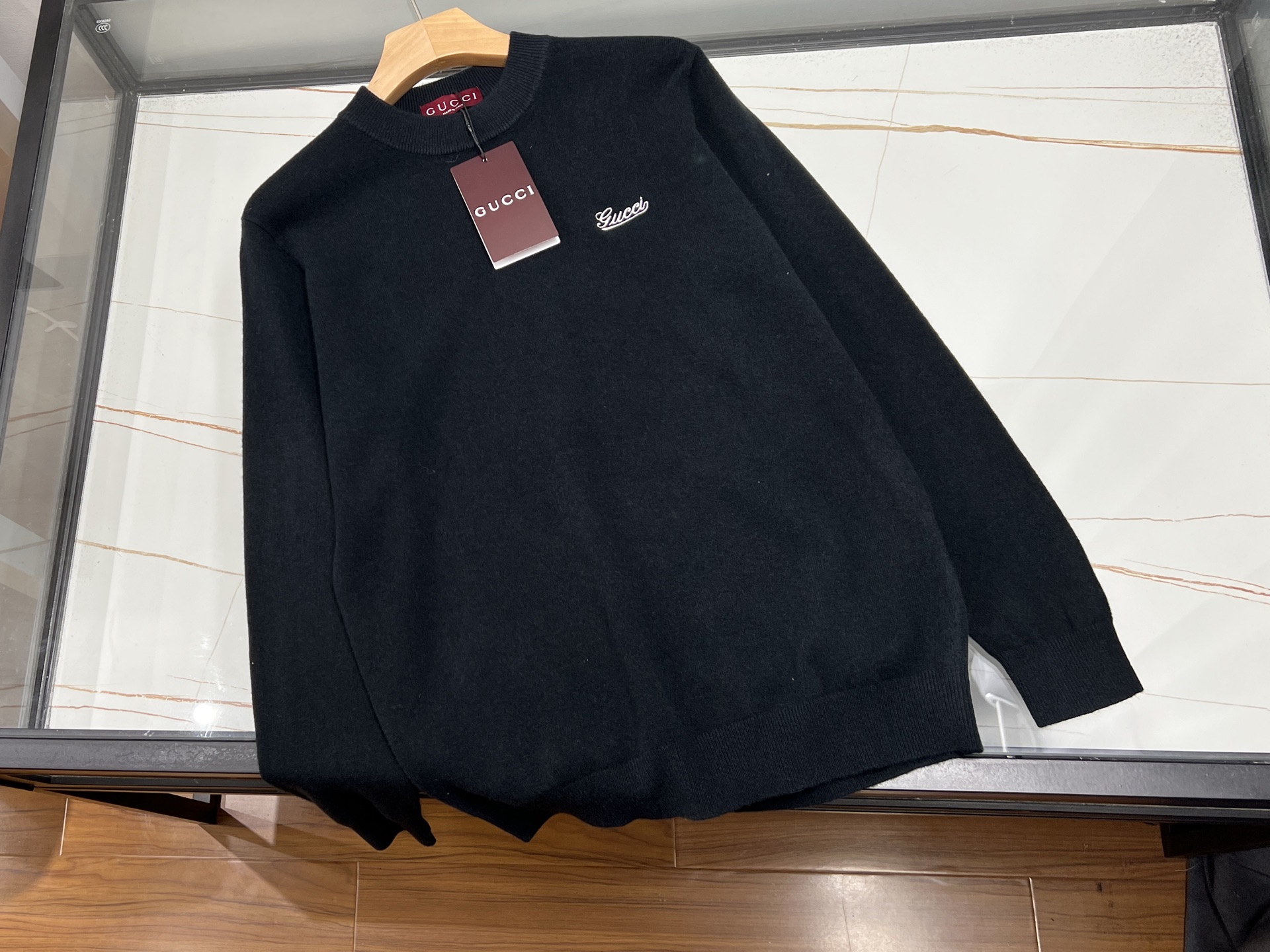 NO:660847,-25SS - Gentle armor of letter knitted woolen sweater in autumn and winter. When letter embroidery meets wool knitting, classic and trendy collide to create a unique spark. Selected high-quality wool yarn, triple density weaving creates a crisp version, and anti-pilling technology makes the warmth last forever. The V-neck design modifies the neck line, and the dropped shoulder tailoring hides the waist.  Thanks to the flesh, the oversize silhouette accommodates various body shapes, and fat girls can also wear it with a relaxed feeling. Details such as the adjustable drawstring on the back and threaded edges on the cuffs allow for both comfort and practicality. The 8 Morandi colors can be worn in all seasons. Pair it with wide-leg pants for a lazy and casual look, or with a leather skirt, it is cool and stylish. One piece can unlock all kinds of styles.  Ready for sale black S-M-L, Gucci-clothing, gucci, versace, skirts,  19860909-25SS———字母针织羊毛衫秋冬的温柔铠甲当字母刺绣邂逅羊毛针织,经典与潮流碰撞出独特火花.精选优质羊毛纱线,三倍密度编织打造挺括版型,抗起球工艺让温暖历久弥新.V领设计修饰脖颈线条,落肩剪裁藏住拜拜肉,oversize廓形包容各种身形,微胖姐妹也能穿出松弛感.后背可调节抽绳、袖口螺纹收边等细节,让舒适度与实用性兼得.8种莫兰迪色系承包四季穿搭,配阔腿裤慵懒随性,搭皮裙甜酷有型,一件解锁N种风格. 现货发售黑色S-M-L,古驰-服装,gucci,versace,skirts, ,Women's clothing