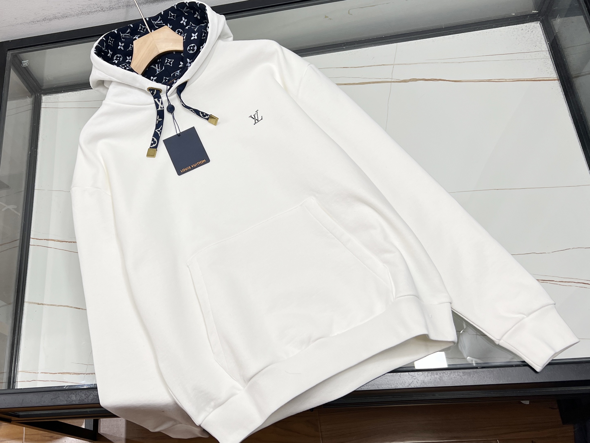 NO:660838,-25SS——Hooded sweatshirt with hot brick letters, a must-have item for fashion outings. This hooded sweatshirt with hot brick letters is definitely a favorite among fashion trendsetters. It is made of high-quality fabrics, soft to the touch and skin-friendly, comfortable to wear, and has good breathability, so you won’t feel stuffy even if you move for a long time.  The hot brick letter design on the sweatshirt is a highlight. The bright hot bricks shine dazzlingly under the light, and the letter shape is unique, adding a sense of trend and fashion tension to the whole. The hooded design is not only practical and can keep you warm in the cold wind, but also has a casual and casual atmosphere.  The loose fit is not flattering on your figure. No matter you are tall or short, you can easily control it and create a lazy and fashionable look. Whether paired with jeans, sweatpants or short skirts, it can create a different fashion spark and make you easily stand out from the crowd. Available in stock in two colors XS-L, Louis Vuitton-clothing, louis vuitton, hoodie, sweatshirts, skirts, jeans, hats,  19860909-25SS———烫砖字母连帽卫衣,时尚出街必备单品 这款烫砖字母连帽卫衣,绝对是时尚弄潮儿的心头好.精选优质面料,触感柔软亲肤,穿着舒适自在,透气性佳,即便长时间活动也不觉闷热. 卫衣上的烫砖字母设计是一大亮点,璀璨的烫砖在光线下闪耀夺目,字母造型个性独特,为整体增添了潮流感与时尚张力.连帽设计不仅实用,能在冷风中为你保暖,还自带休闲随性的氛围. 宽松的版型不挑身材,无论你是高矮胖瘦,都能轻松驾驭,轻松打造出慵懒又时髦的造型.无论是搭配牛仔裤、运动裤还是短裙,都能碰撞出不一样的时尚火花,让你在人群中轻松脱颖而出. 现货发售二色XS-L,路易威登-服装,louis vuitton,hoodie,sweatshirts,skirts,jeans,hats, ,Women's clothing