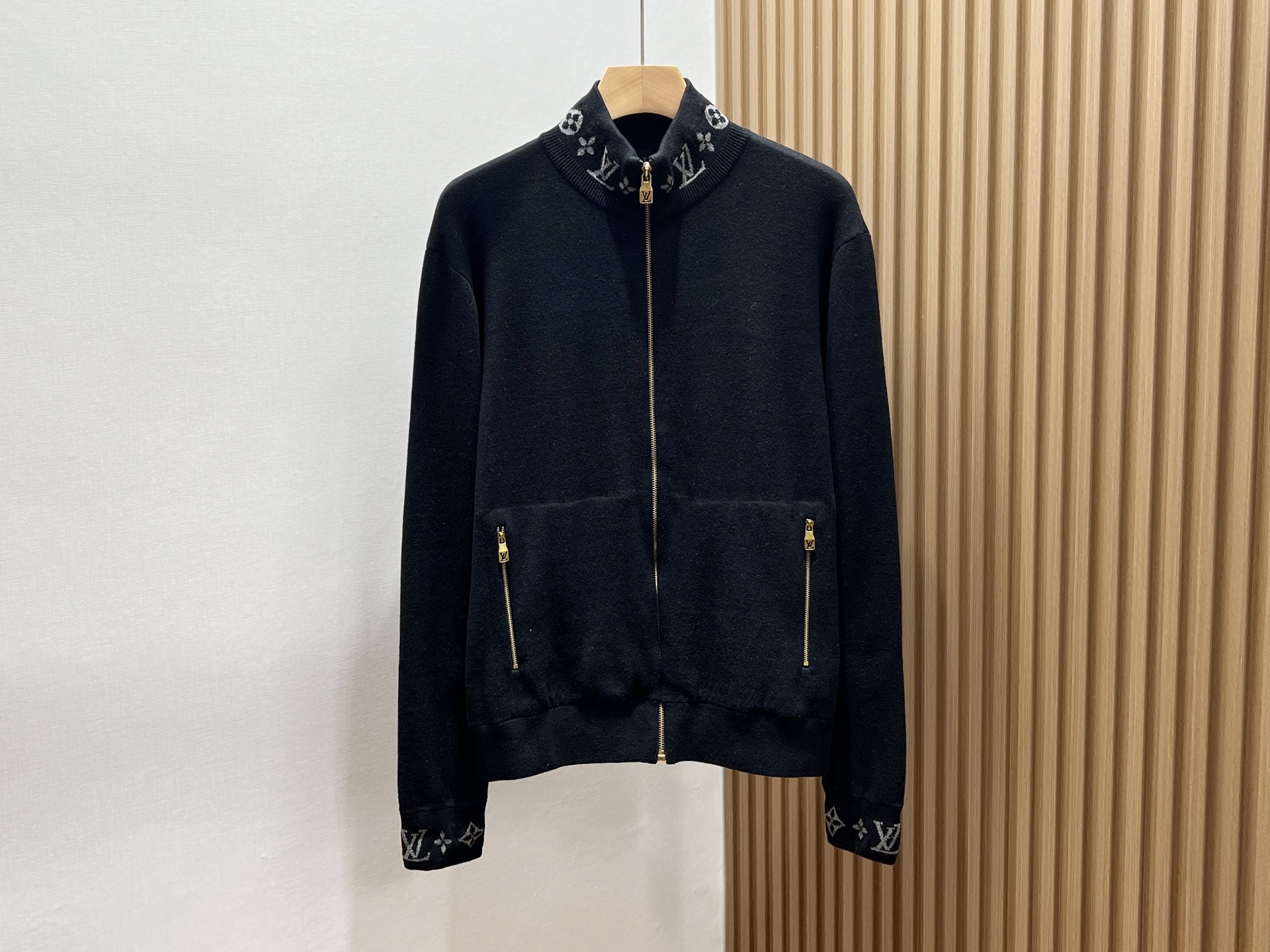 NO:660824,-25SS - The perfect fusion of fashion and warmth in a wool lettered jacket. On the fashion stage in autumn and winter, a wool lettered jacket is like a bright star, instantly lighting up the overall look and becoming the favorite of many fashionistas.  This wool letter jacket is made of high-quality wool fabric, with a soft and delicate touch, as if it is gently wrapped by clouds. The natural thermal insulation properties of wool fiber can protect you from the biting cold wind in the cold season, giving your body long-lasting warmth and care. And it has good breathability, even if you wear it for a long time, you will not feel stuffy and uncomfortable, keeping you dry and comfortable at all times. Available now in black/grey S-XL  The letter design on the jacket is the finishing touch. The simple and elegant letter elements are presented in a unique arrangement, either flamboyant or low-key, adding a sense of fashion and artistic atmosphere to the overall look. Whether it is a classic English letter or a creative personality symbol, it can accurately convey the wearer's unique taste and fashion attitude. The color of the letters is cleverly matched with the background color of the jacket to form a sharp contrast, which is eye-catching yet harmonious, making it unforgettable at a glance.  Judging from the shape, it fits the curves of the human body, but is not too tight, giving the body enough room for movement. The neat tailoring can modify the body shape and show an elegant and upright posture. Whether paired with simple jeans to create a casual street style; or paired with an elegant skirt to create a gentle and sweet temperament, this wool letter jacket can be easily controlled and can suit your outfit. Louis Vuitton-clothing, louis vuitton, skirts, jeans, jackets &  coats, 19860909-25SS——羊毛字母外套时尚与温暖的完美融合 在秋冬的时尚舞台上,一件羊毛字母外套宛如璀璨明星,瞬间点亮整体造型,成为众多时尚达人的心头好. 这款羊毛字母外套,精选优质羊毛面料,触感柔软细腻,仿佛被云朵轻柔包裹.羊毛纤维天然的保暖性能,能在寒冷的季节为你抵御凛冽寒风,给予身体恒久的温暖呵护.而且它具有良好的透气性,即便长时间穿着,也不会感到闷热不适,让你时刻保持干爽自在. 现货发售发售黑色/灰色S-XL 外套上的字母设计堪称点睛之笔.简洁大气的字母元素,以独特的排列方式呈现,或张扬个性,或低调内敛,为整体造型增添了时尚感与艺术氛围.无论是经典的英文字母,还是富有创意的个性符号,都能精准传达穿着者的独特品味与时尚态度.字母的颜色与外套底色巧妙搭配,形成鲜明对比,既醒目又不失和谐,让人一眼难忘. 从版型上看,它贴合人体曲线,却又不过分紧绷,给予身体足够的活动空间.利落的剪裁,能够修饰身形,展现出优雅挺拔的身姿.无论是搭配简约的牛仔裤,打造休闲随性的街头风；还是配上优雅的半身裙,营造出温柔甜美的气质范,这款羊毛字母外套都能轻松驾驭,为你的穿搭,路易威登-服装,louis vuitton,skirts,jeans,jackets & coats, ,Women's clothing