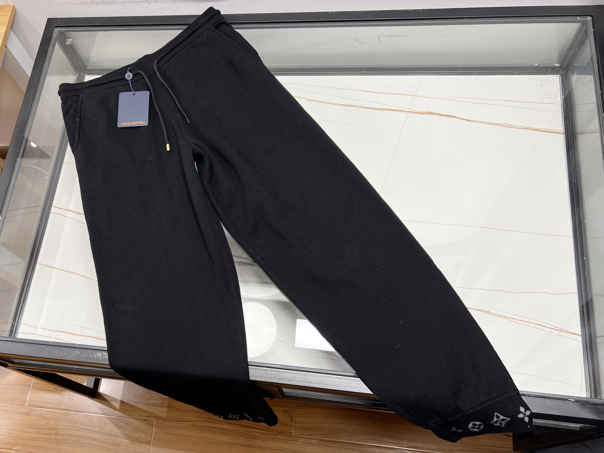 NO:660826,-25SS————Wool fashion letter pants, unlocking the winter trend code. In the cold winter, a pair of wool fashion letter pants is definitely the finishing touch of the outfit. The high-quality wool fabric is selected, soft and skin-friendly, and has excellent thermal insulation performance. It seems to wrap a layer of gentle warm sunshine on the legs to resist the cold wind.  The letter elements on the pants are the biggest fashion highlight, individual and eye-catching. Whether it is simple English abbreviations or artistic graffiti letters, they all add a sense of trend to the overall look. Paired with a simple top, the letter pants instantly become the focus of the visual, easily creating a casual and fashionable style. Whether it is a daily outing or a gathering with friends, it can make you stand out from the crowd and become the focus of fashion. It is an indispensable fashion item in the winter wardrobe. Available now in black/gray S-XL, Louis Vuitton-clothing, louis  vuitton, 19860909-25SS————羊毛时尚字母裤,解锁冬日潮流密码 在寒冷的冬日,一条羊毛时尚字母裤子绝对是穿搭的点睛之笔.精选优质羊毛面料,柔软亲肤,保暖性能绝佳,仿佛给双腿裹上了一层轻柔的暖阳,抵御凛冽寒风. 裤子上的字母元素是最大的时尚亮点,个性又吸睛.无论是简约的英文缩写,还是充满艺术感的涂鸦字母,都为整体造型增添了潮流感.搭配简约的上衣,字母裤瞬间成为视觉焦点,轻松打造出休闲又时髦的风格.无论是日常出街、朋友聚会,它都能让你在人群中脱颖而出,成为时尚焦点,是冬日衣橱里不可或缺的时尚单品. 现货发售黑色/灰色S-XL,路易威登-服装,louis vuitton, ,Women's clothing
