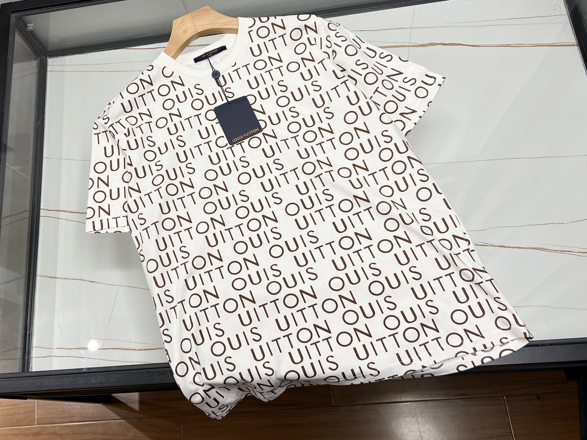 NO:660812,-26SS The latest seasonal letter-printed casual short-sleeves, unlocking the summer fashion code. This season's letter-printed casual short-sleeves are undoubtedly a must-have for fashionistas' wardrobes. Selected high-quality fabrics are soft to the touch and skin-friendly, and have excellent breathability. Even in the hot summer, they can keep you dry and comfortable at all times.  The unique letter print design is one of its highlights, either simple and elegant, or individualistic. Different styles of letter arrangements inject a trendy soul into the short sleeves. When paired with it, whether it is simple jeans, casual shorts, or a flowing skirt, it can be easily adapted to create a variety of styles. Wear it, stroll on the street, and instantly become the focus of the crowd, release your unique charm, and start a fashionable and comfortable summer journey. Off-white S-XL, Louis Vuitton-clothing, Louis  vuitton,skirts,shorts,jeans,T-shirt, 19860909-26SS最新当季字母印花休闲短袖,解锁夏日时尚密码 当季这款字母印花休闲短袖,无疑是时尚达人的衣橱必备.精选优质面料,触感柔软亲肤,透气性绝佳,即便在炎炎夏日,也能让你时刻保持干爽舒适. 独特的字母印花设计是它的一大亮点,或简约大气,或个性张扬,不同风格的字母排列组合,为短袖注入了潮流灵魂.搭配上,无论是简约牛仔裤、休闲短裤,还是飘逸半身裙,它都能轻松适配,轻松打造出多种风格造型.穿上它,漫步街头,瞬间成为人群焦点,释放属于你的独特魅力,开启一场时尚与舒适的夏日之旅. 现货发售米白S-XL,路易威登-服装,louis vuitton,skirts,shorts,jeans,T-shirt, ,Women's clothing